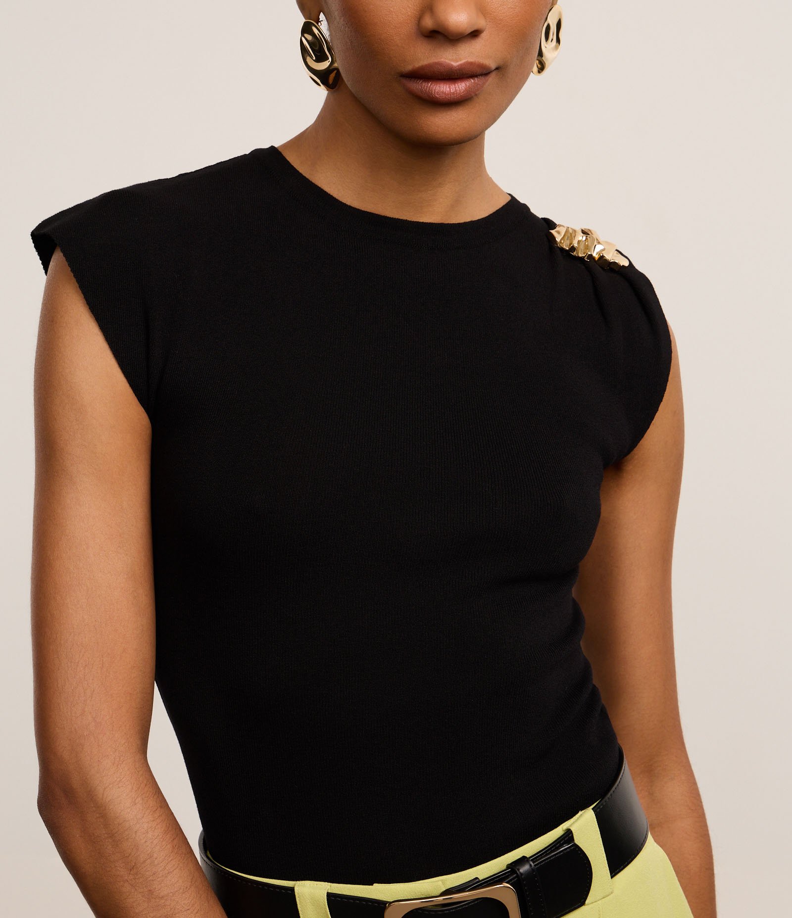 Blusa em Tricô com Ombreira e Aviamento Metalizado Preto 5