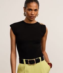 Blusa em Tricô com Ombreira e Aviamento Metalizado