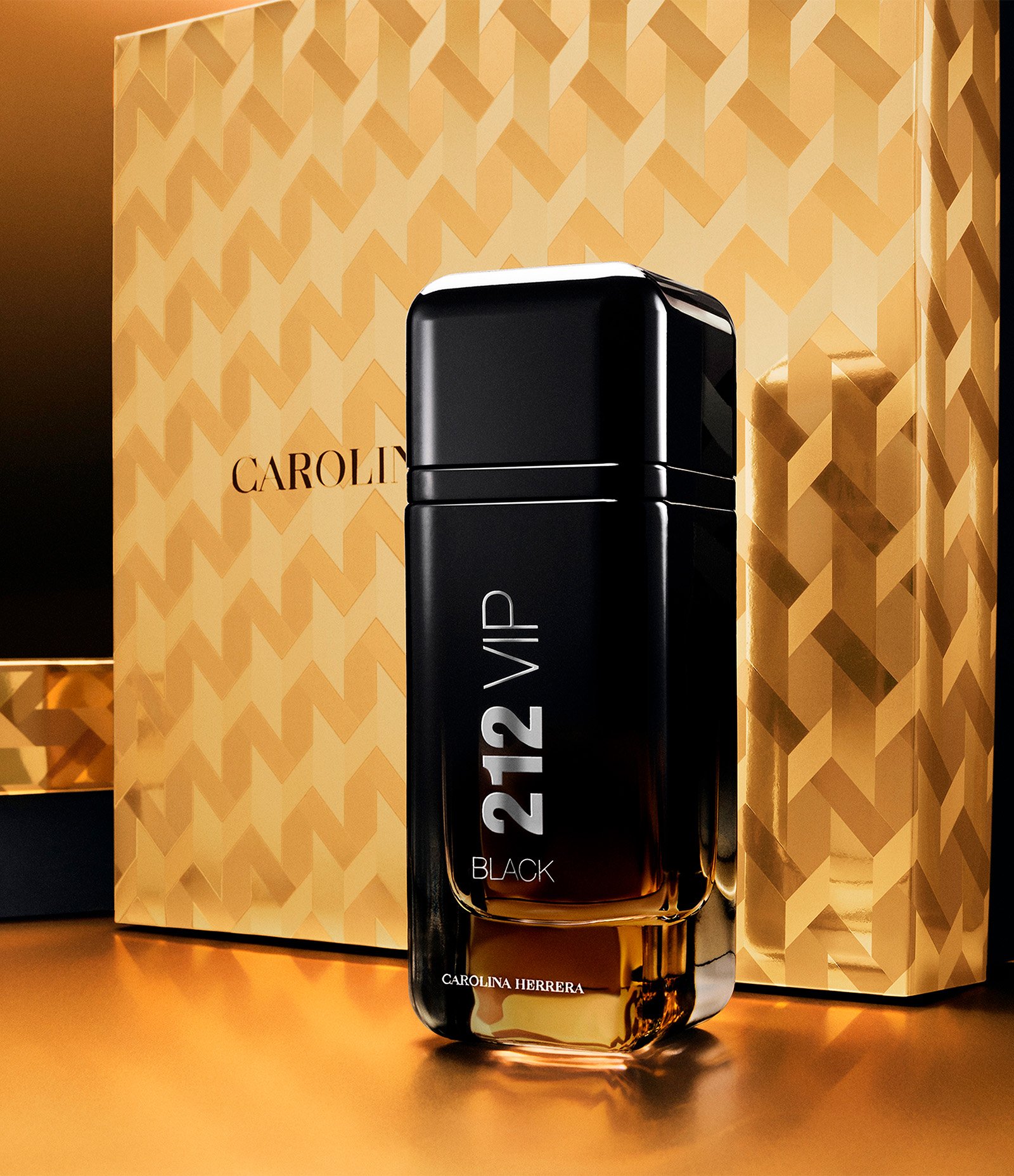 Coffret Perfume Carolina Herrera 212 VIP Black Eau de Parfum 100ml + Gel de Banho 100ml KIT 2