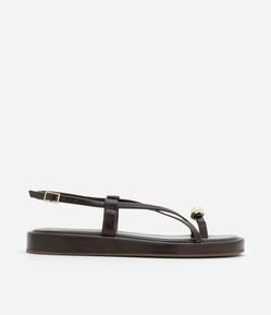 Sandália Rasteira com Tiras Finas Cruzadas e Detalhe de Metal na Dedeira