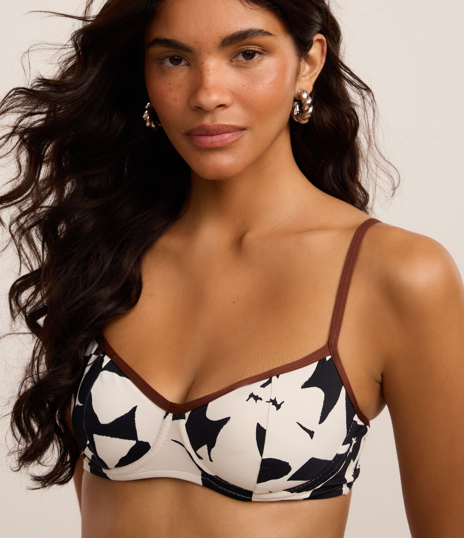 Biquíni Top Meia Taça com Estampa Floral Bicolor Preto/Branco 1