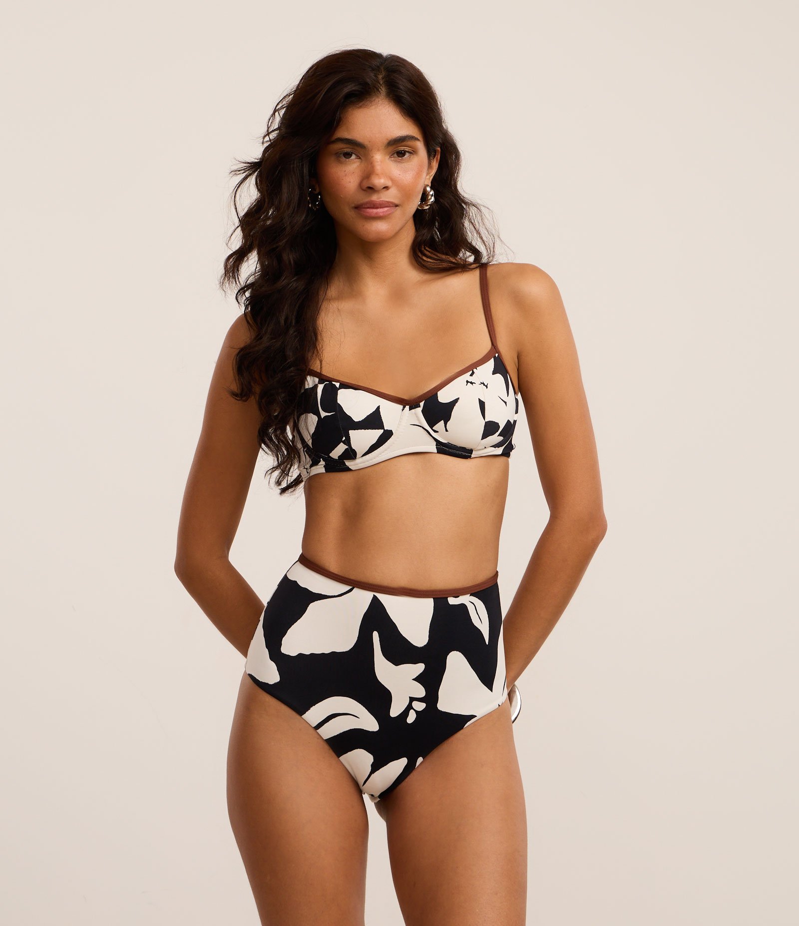 Biquíni Top Meia Taça com Estampa Floral Bicolor Preto/Branco 3