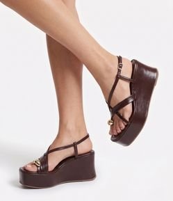 Sandália Flatform com Dedeira e Detalhe Bold