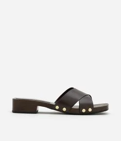 Sandália Mule com Efeito Madeira e Tiras Largas Cruzadas com Tachinhas