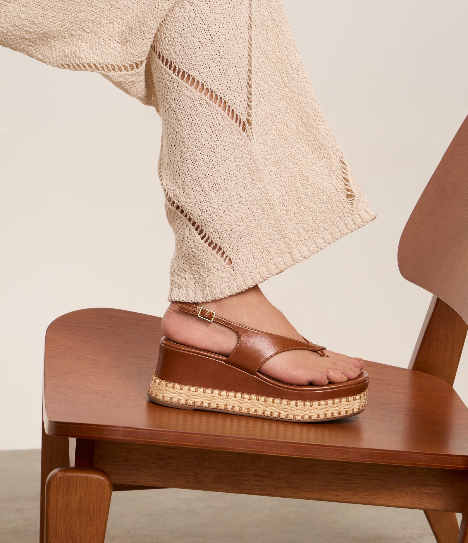 Sandália Anabela com Salto Efeito Ráfia Marrom 7