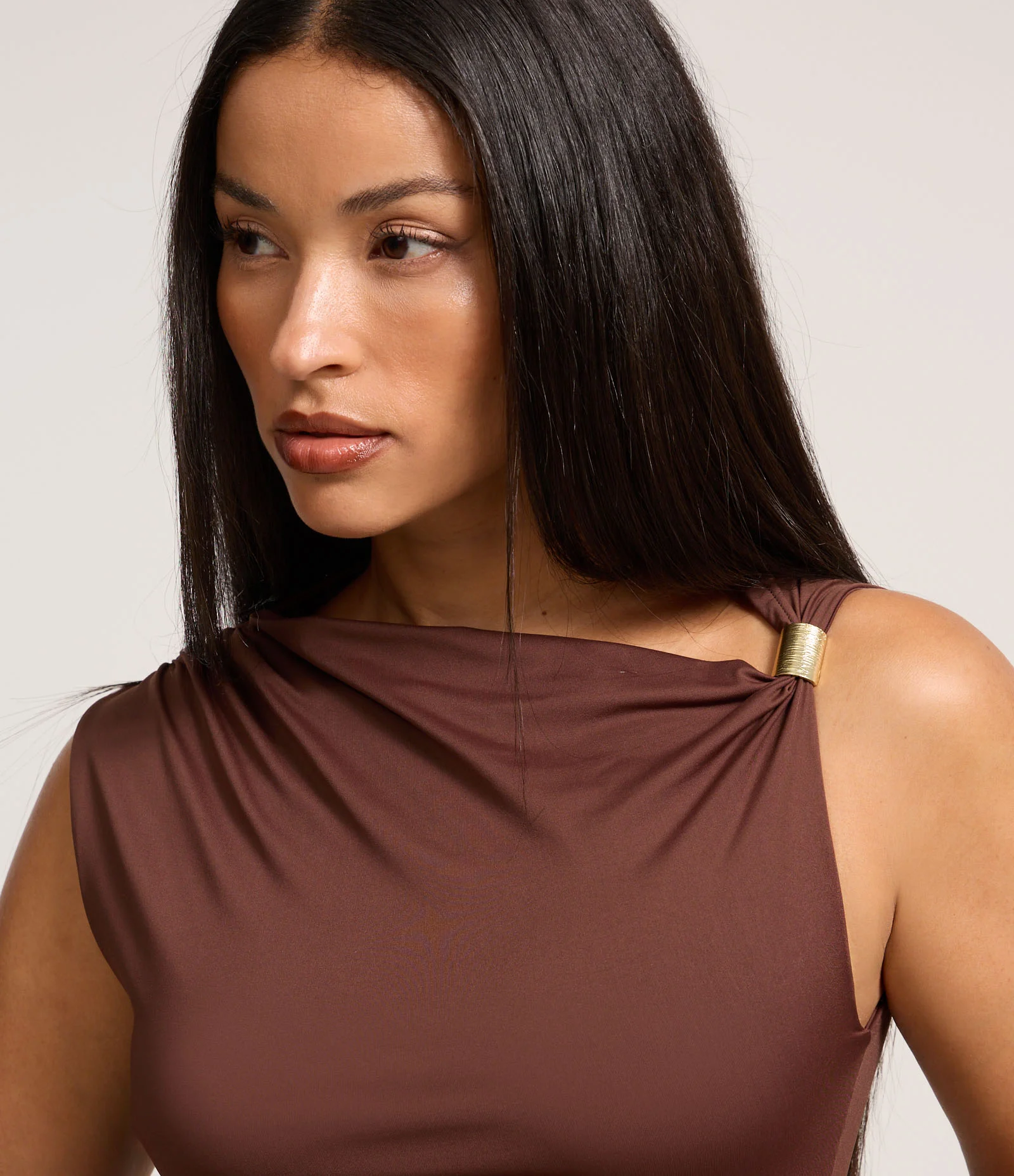 Blusa em Jersey com Aviamento no Ombro Marrom 1