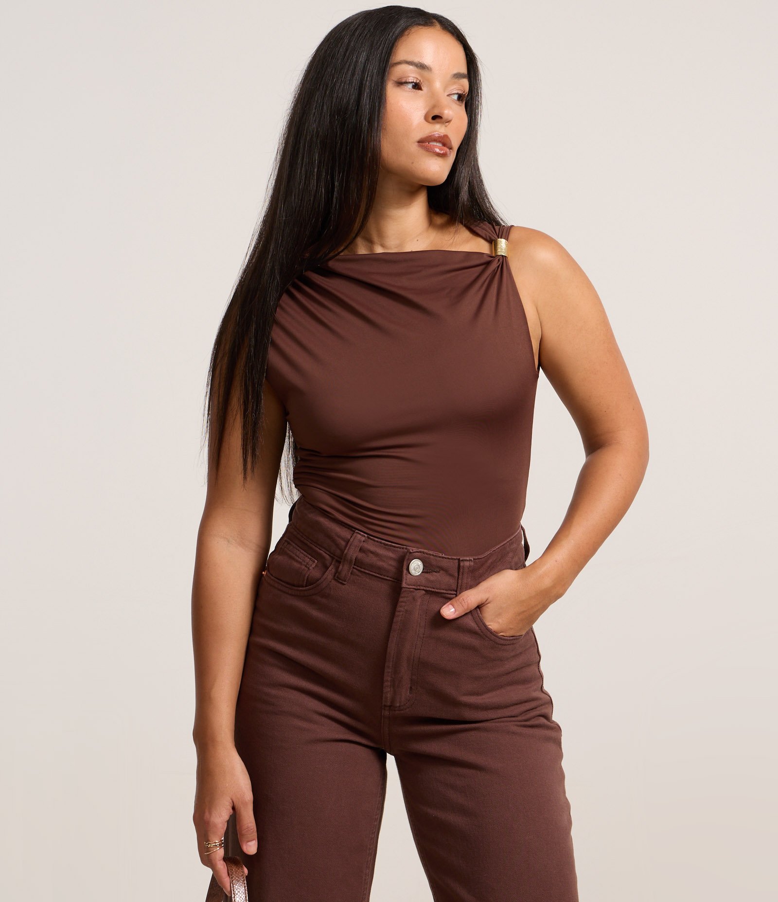 Blusa em Jersey com Aviamento no Ombro Marrom 3