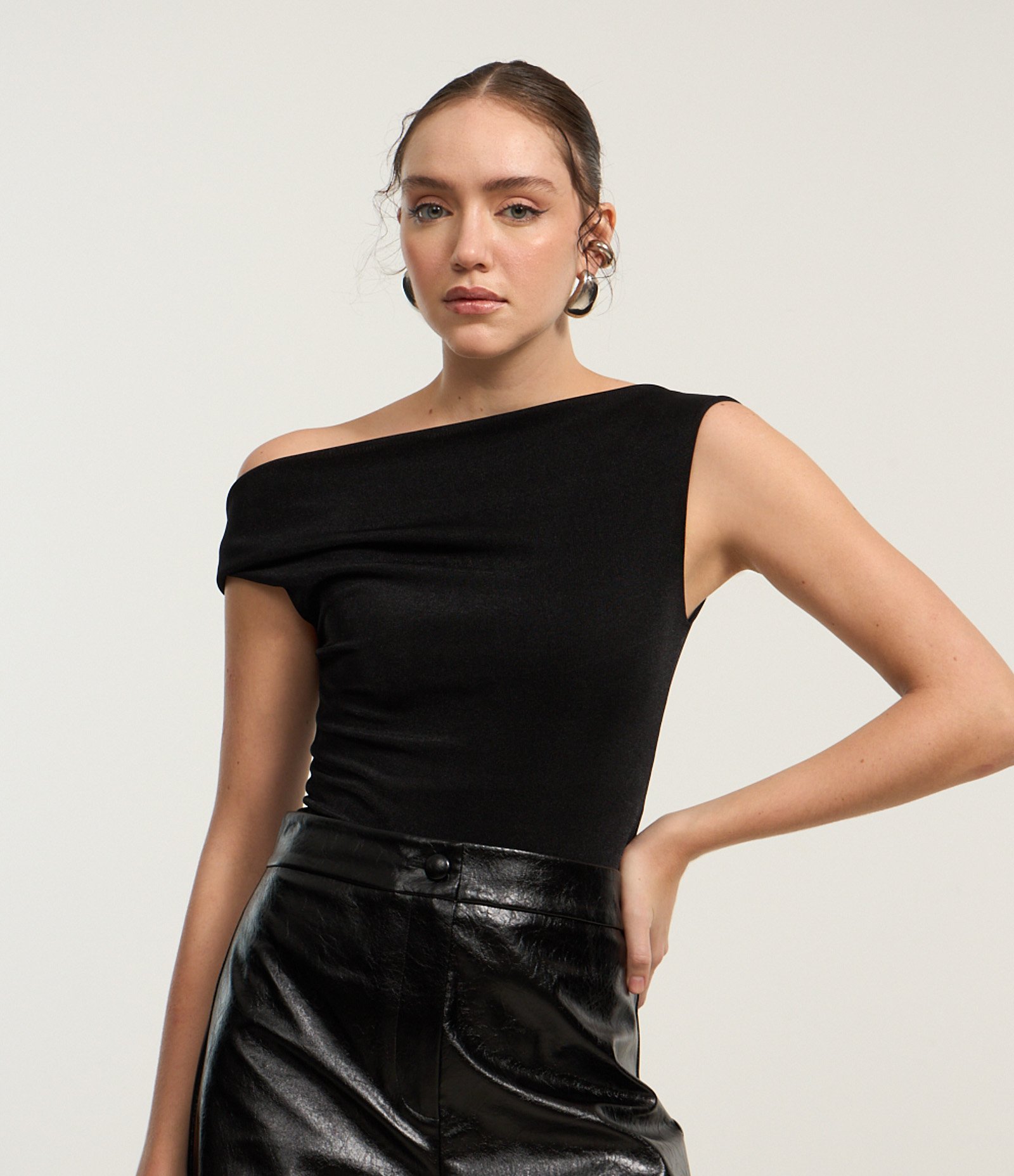 Body com Decote Canoa e Alça Larga Preto 1