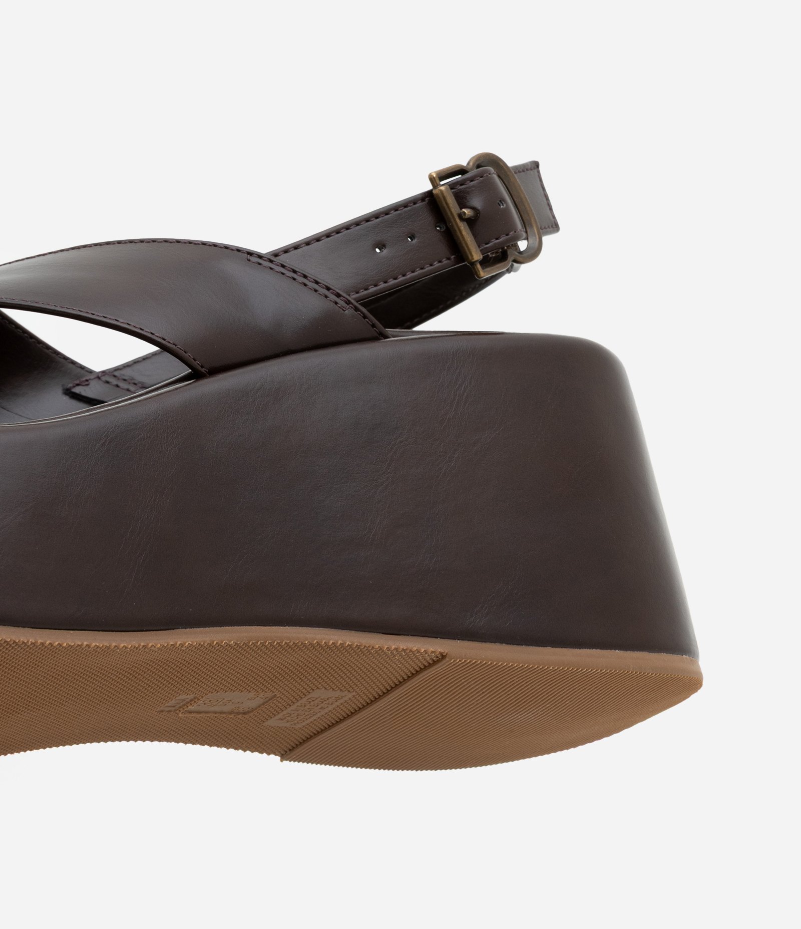 Sandália Plataforma com Tira Larga Cruzada e Fivela Marrom 4