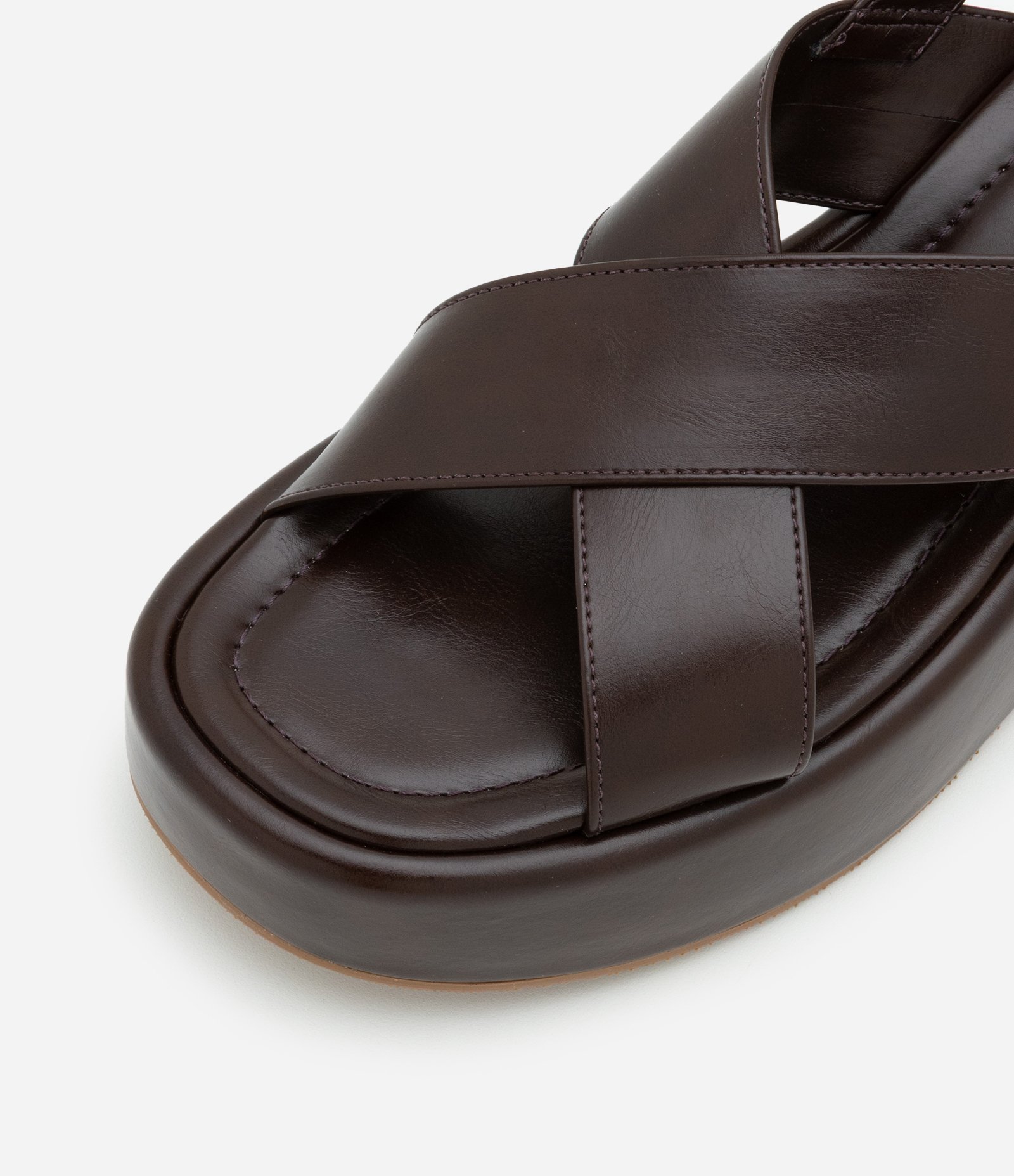 Sandália Plataforma com Tira Larga Cruzada e Fivela Marrom 5