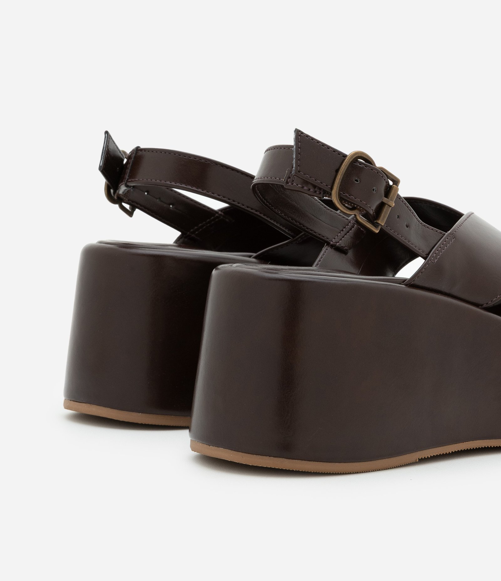 Sandália Plataforma com Tira Larga Cruzada e Fivela Marrom 7