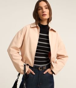 Jaqueta Bomber em Sarja com Drapeado nas Costas e  Zíper nas Costas