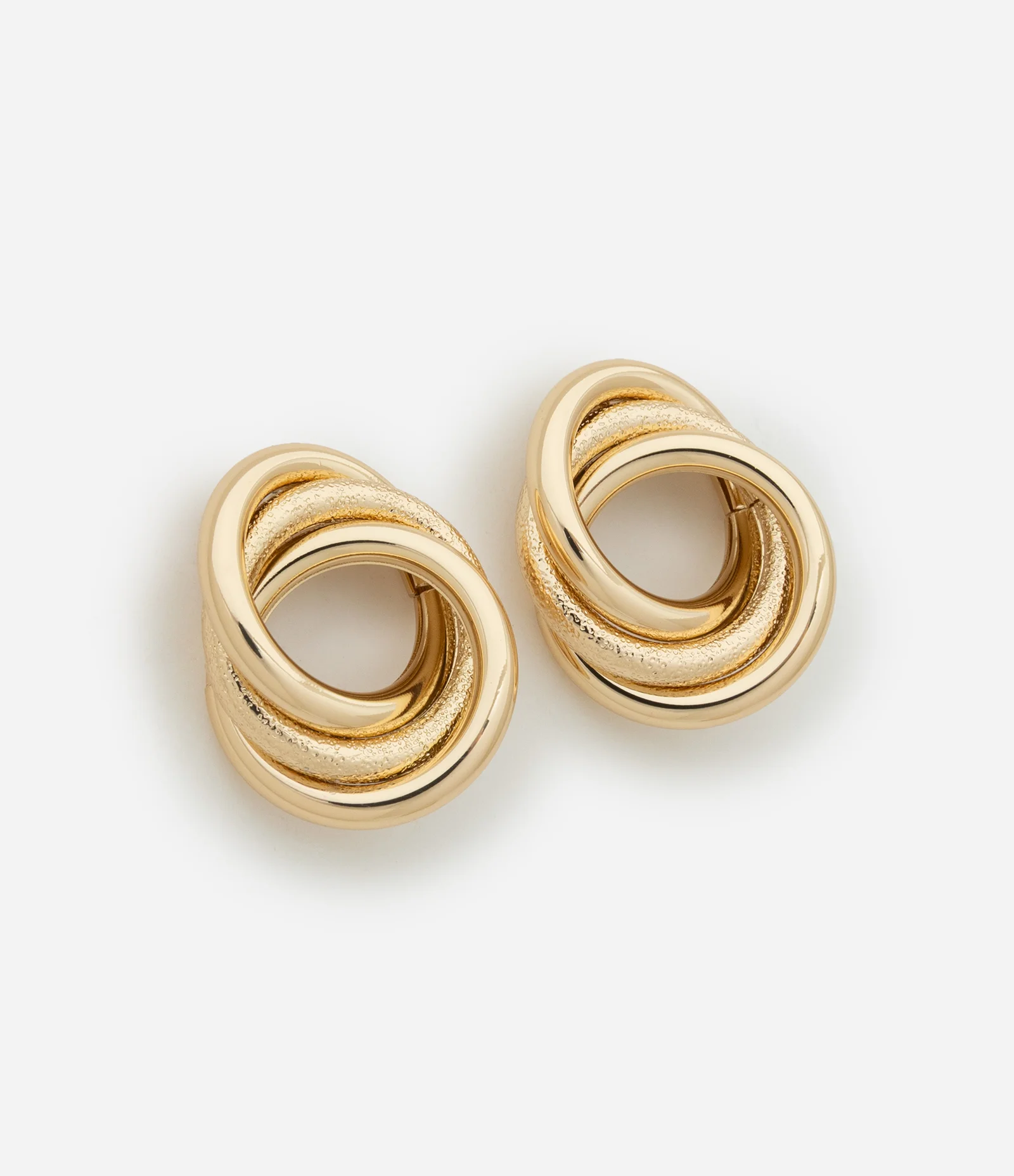 Brinco Botão com Nó Triplo Dourado 1