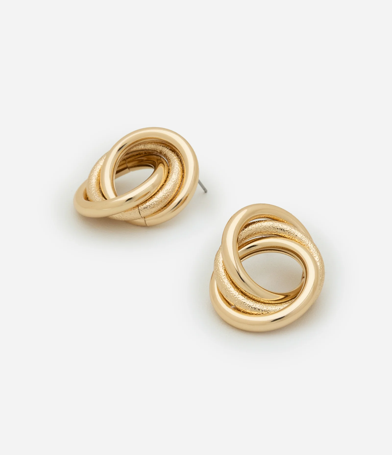 Brinco Botão com Nó Triplo Dourado 2