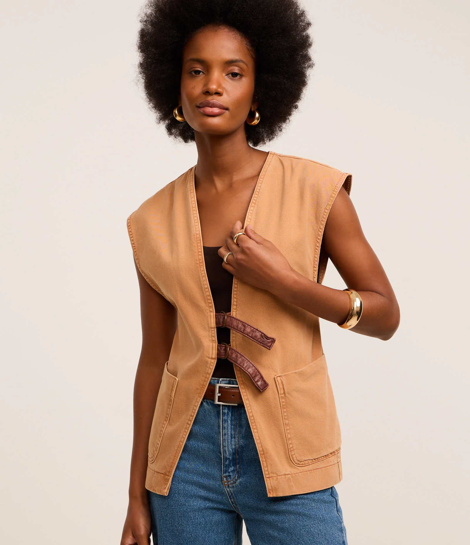 Colete Longo em Sarja com Cintos Frontais e Bolsos Marrom 1