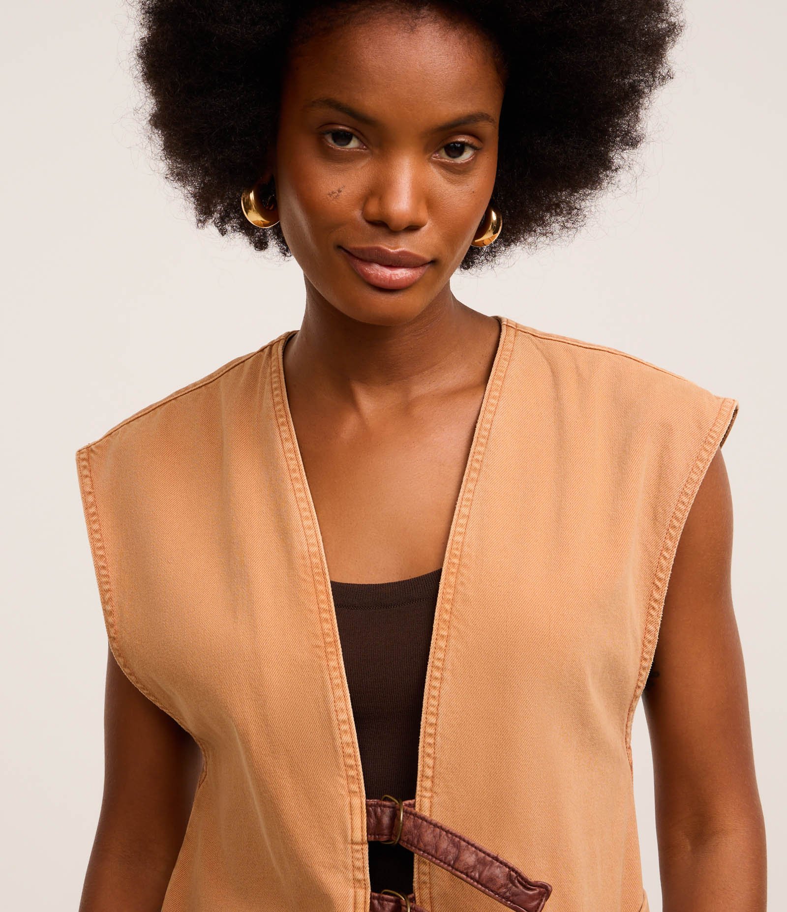 Colete Longo em Sarja com Cintos Frontais e Bolsos Marrom 4