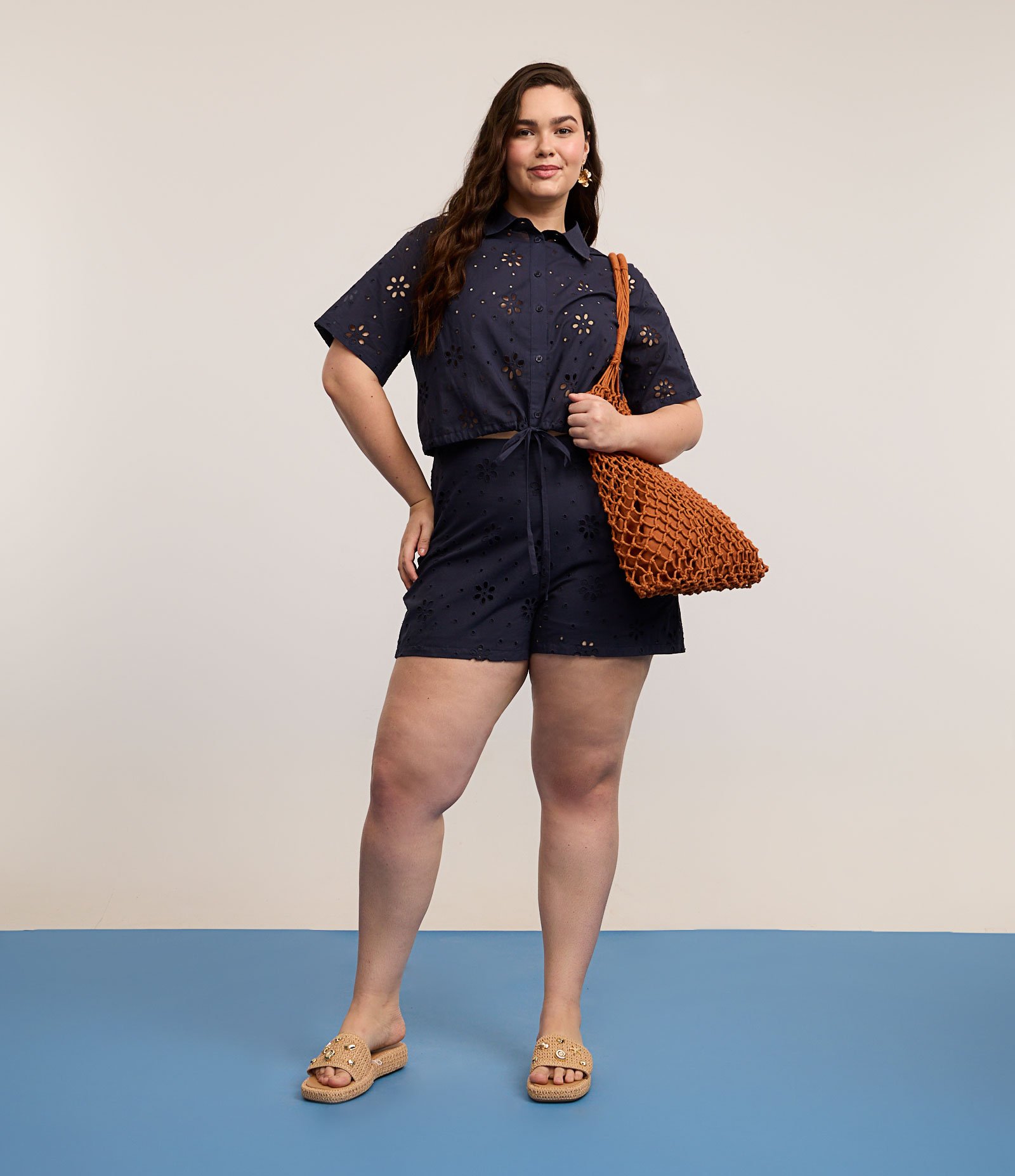 Camisa Cropped em Laise com Amarração na Barra Curve & Plus Size Azul Marinho 2