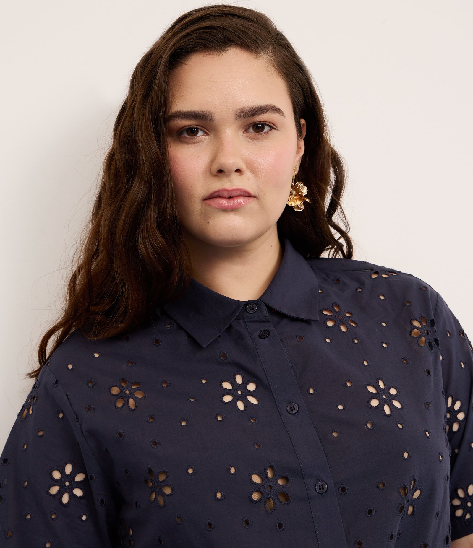 Camisa Cropped em Laise com Amarração na Barra Curve & Plus Size Azul Marinho 3