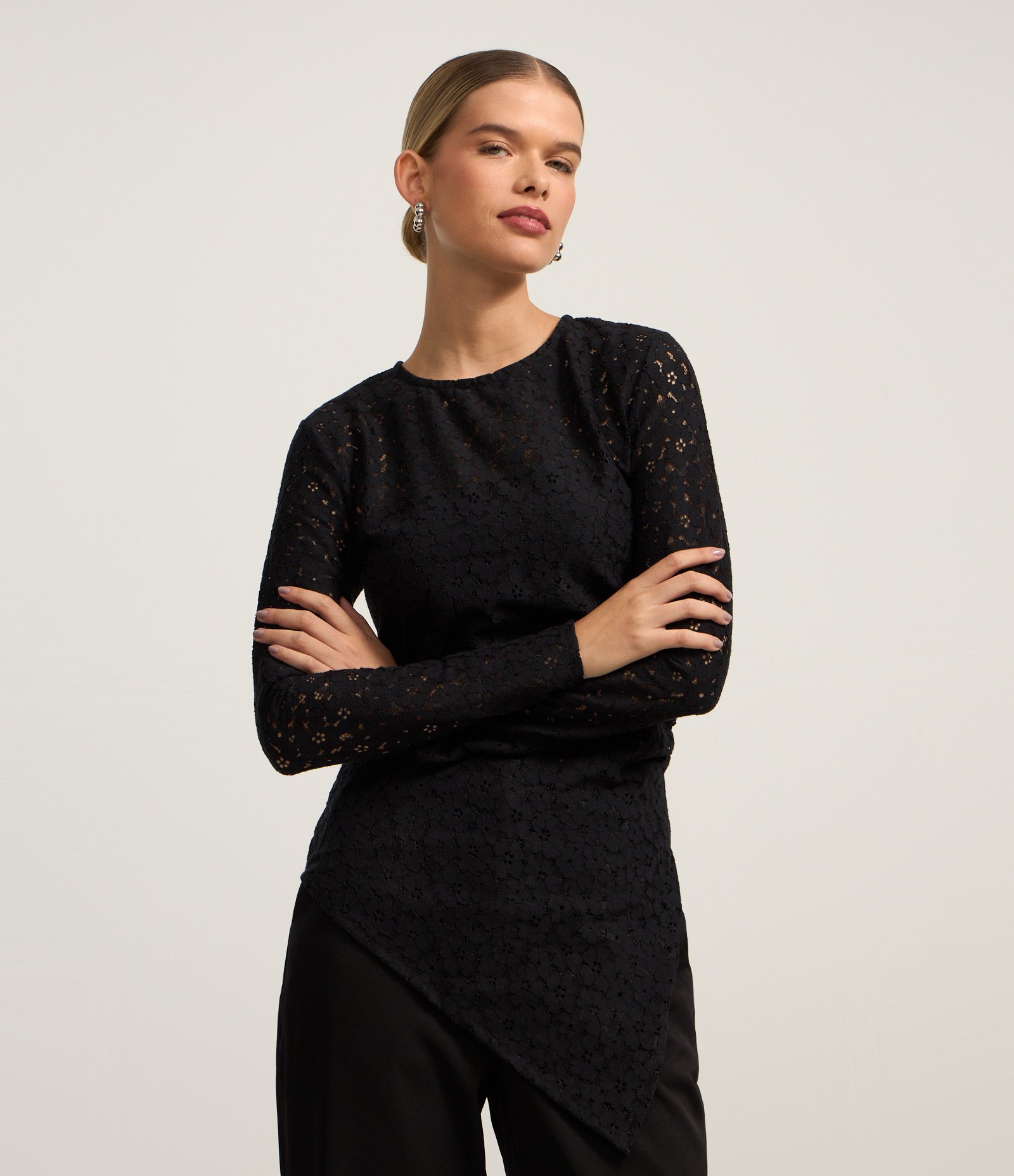 Blusa em Renda com Sobreposição e Manga Longa Preto 1