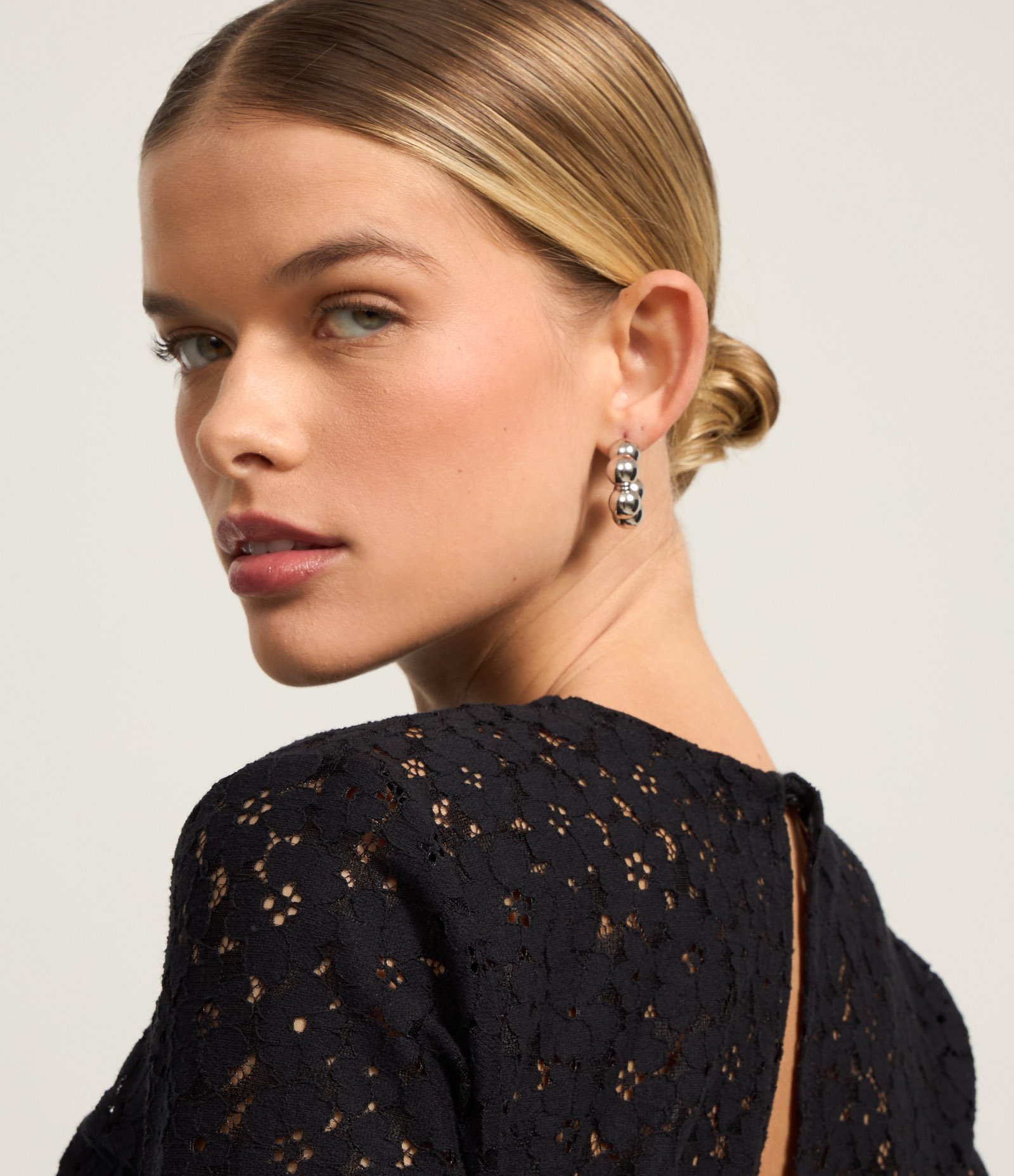 Blusa em Renda com Sobreposição e Manga Longa Preto 3