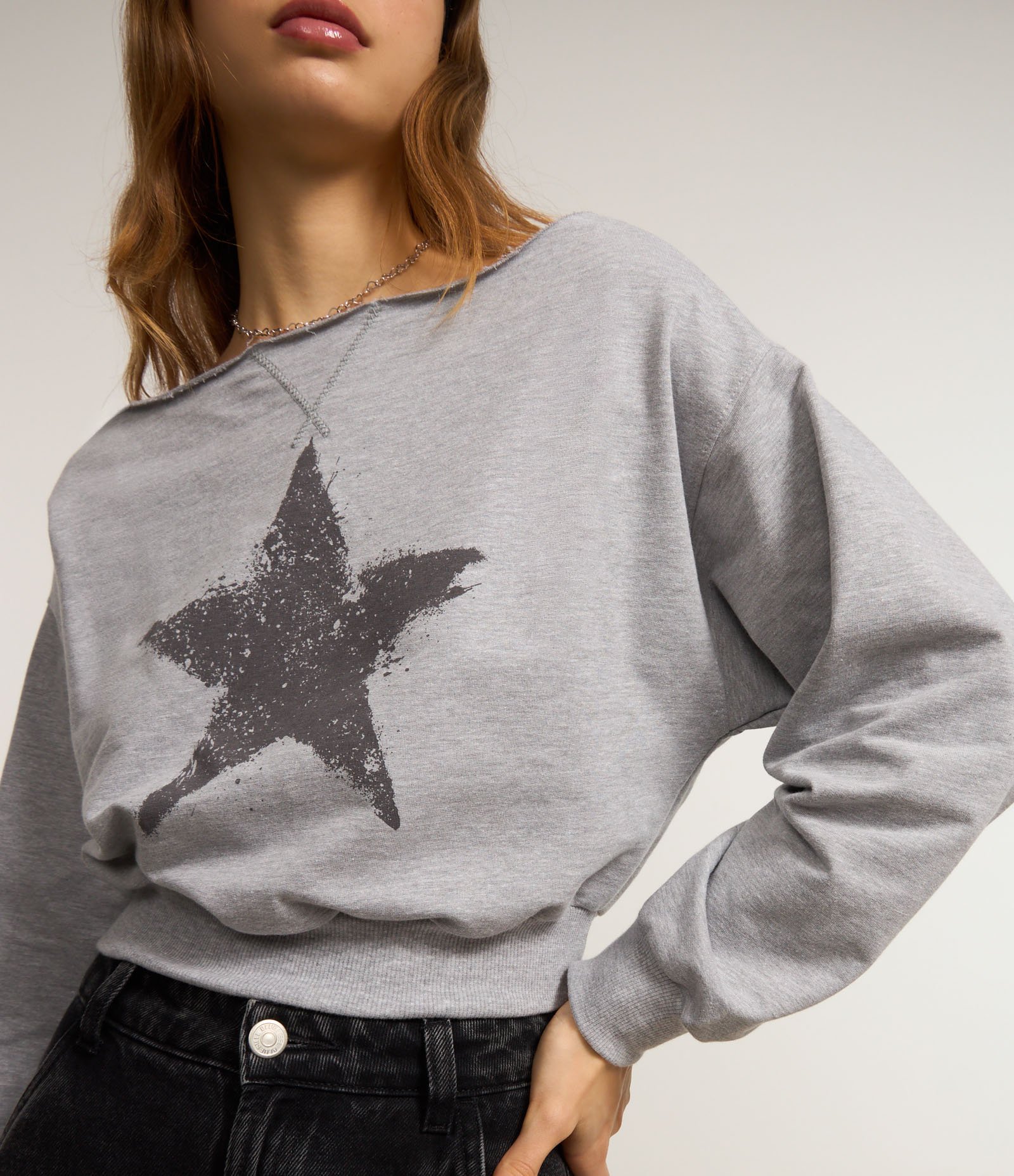 Moletom Cropped com Forro Fleece e Silk de Estrela no Peito Cinza 5