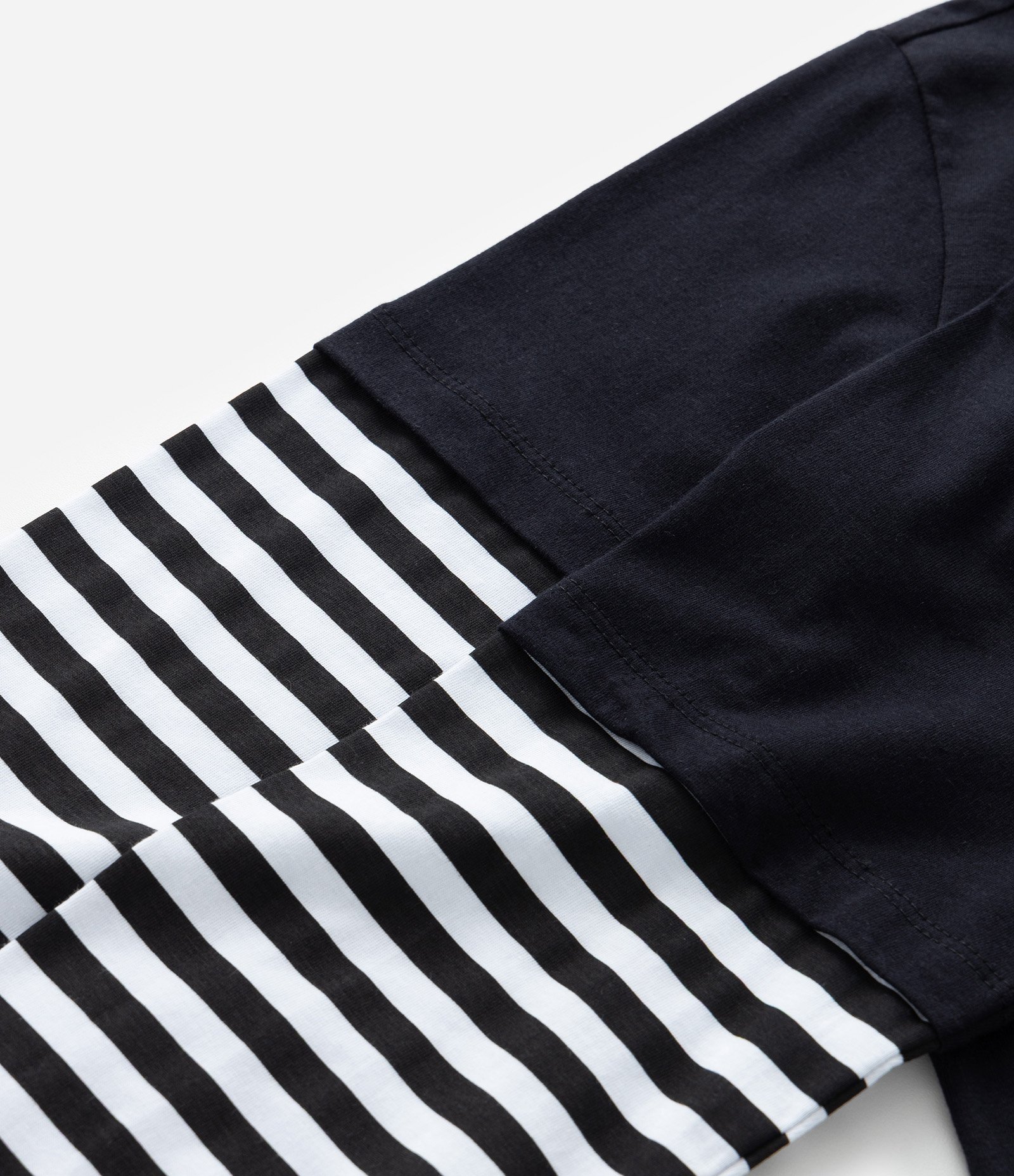 Camiseta Infantil com Estampa Wandinha e Listras - Tam 5 a 14 Anos Preto 4