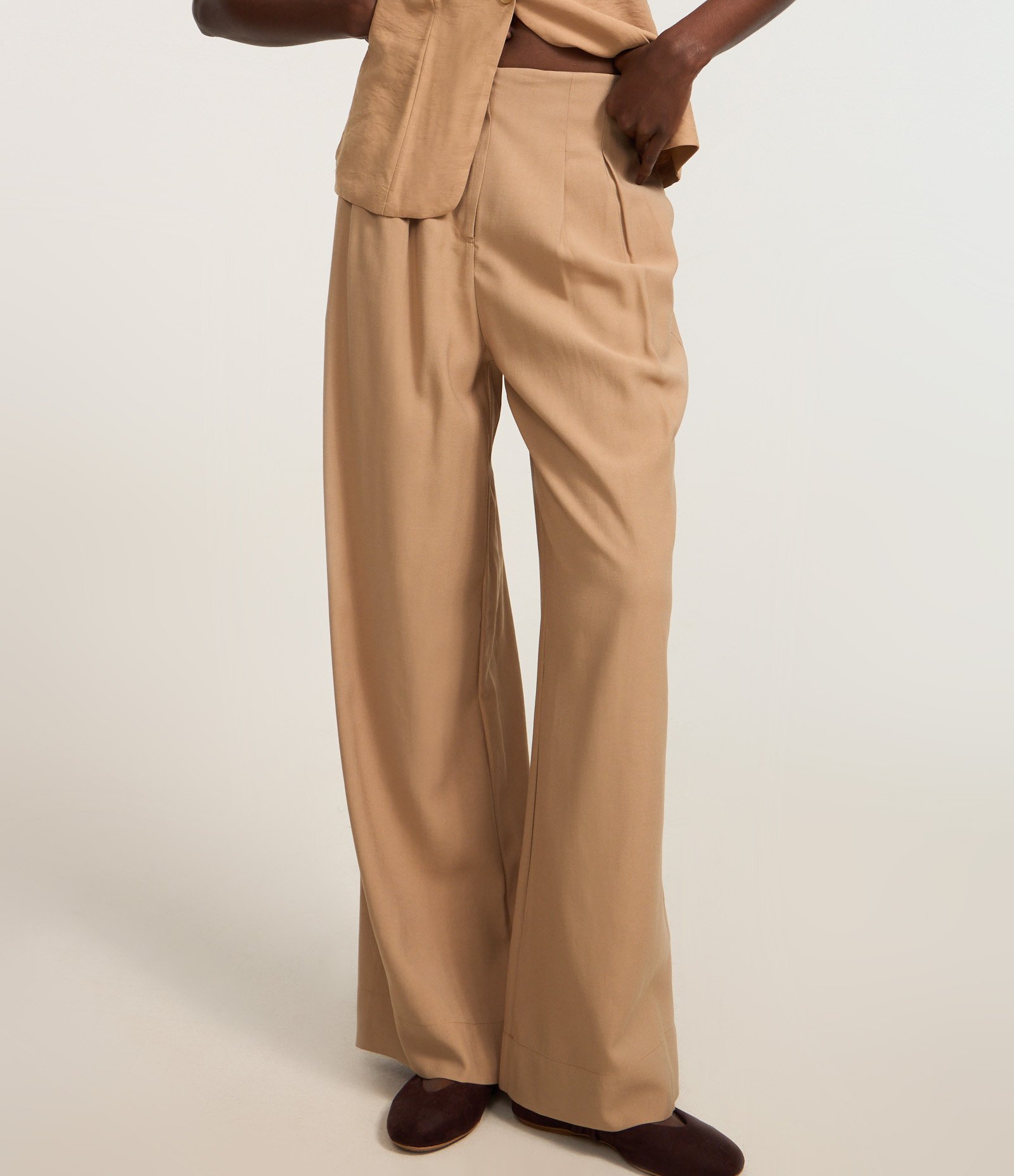 Calça Pantalona Alfaiataria em Viscose com Cós Limpo Bege 3