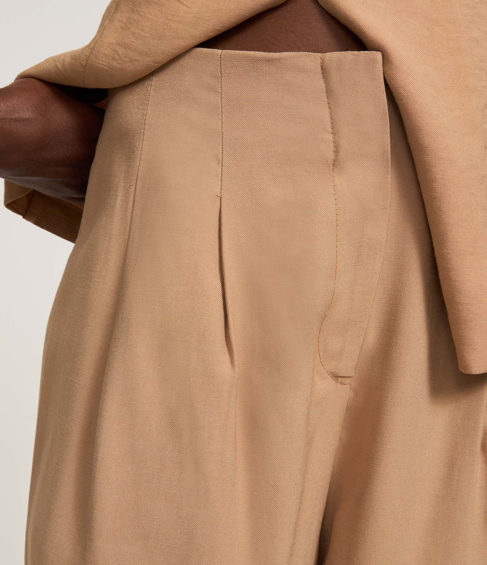 Calça Pantalona Alfaiataria em Viscose com Cós Limpo Bege 4