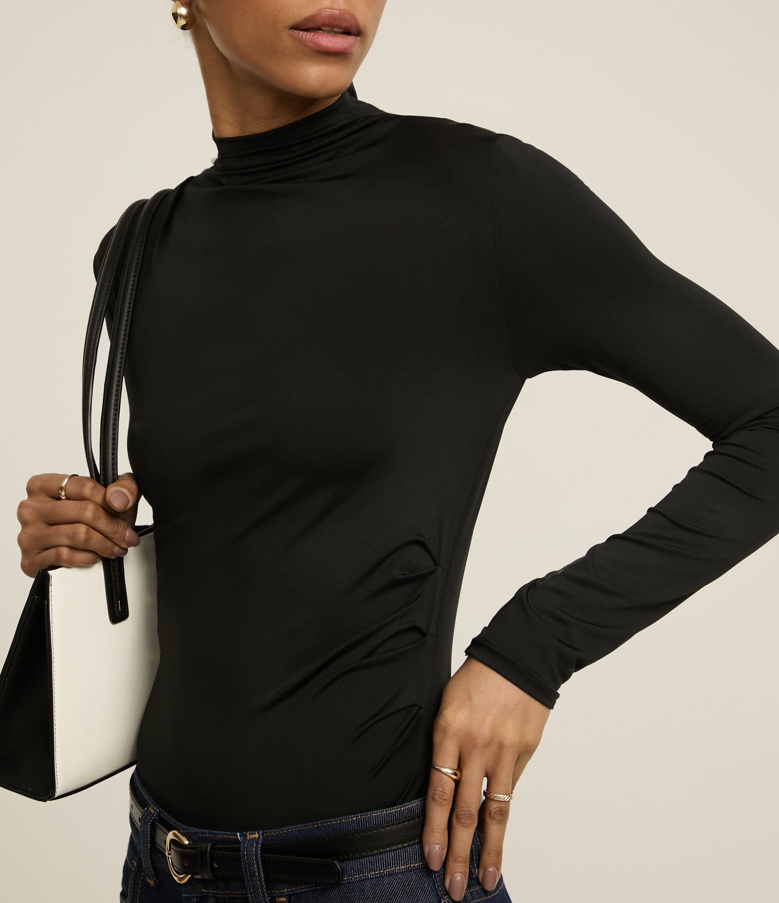 Blusa com Gola Alta e Franzidos Frontais Preto 3