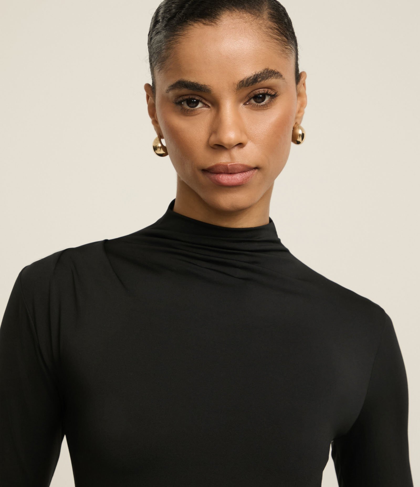 Blusa com Gola Alta e Franzidos Frontais Preto 4