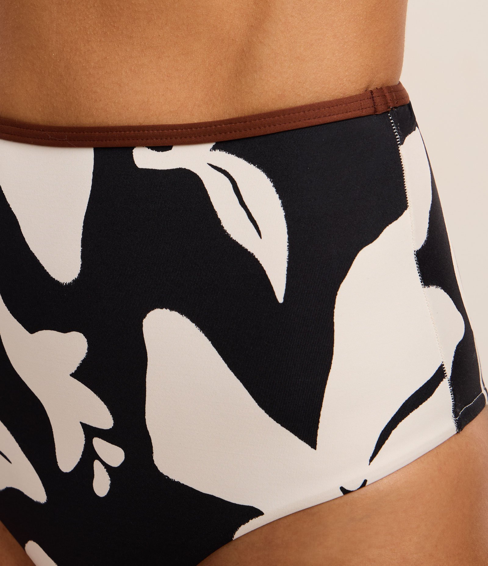 Biquíni Calcinha Hot Pants em Microfibra com Estampa Floral Preto/Branco 3
