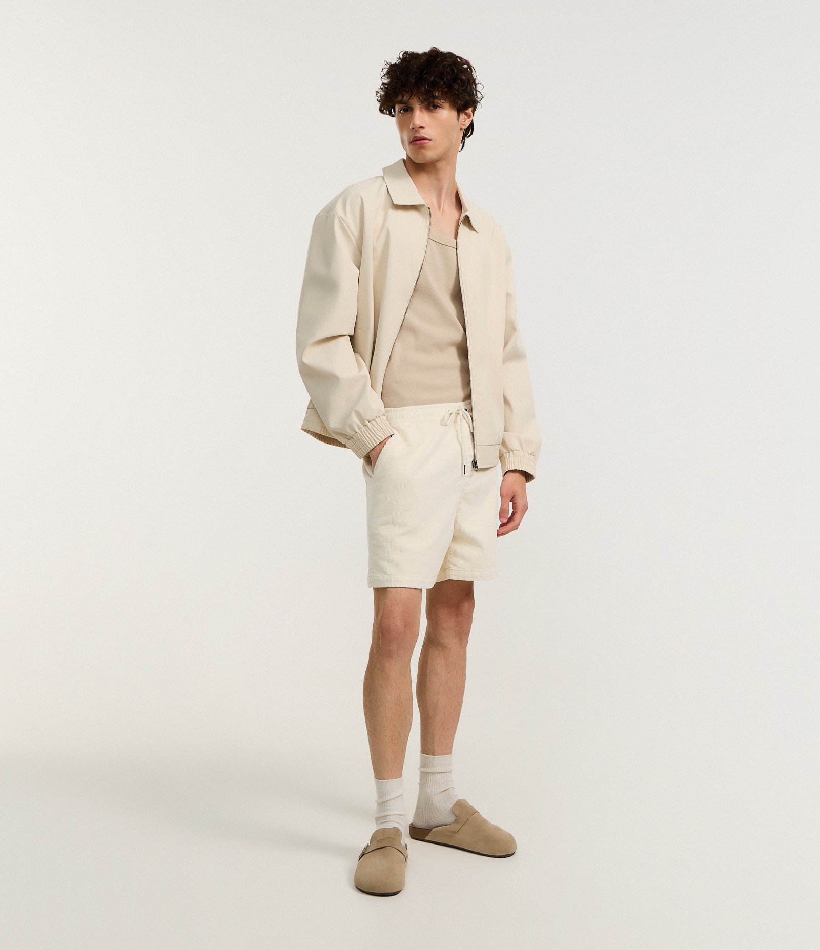 Bermuda Runner em Veludo Cotelê com Bolsos Bege 1