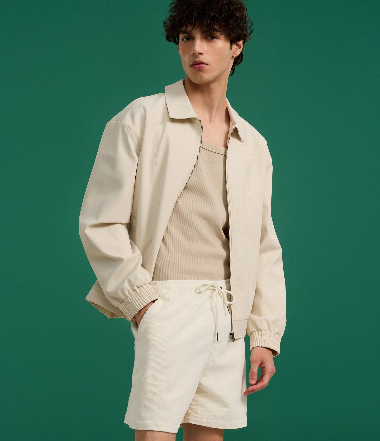 Bermuda Runner em Veludo Cotelê com Bolsos Bege 3