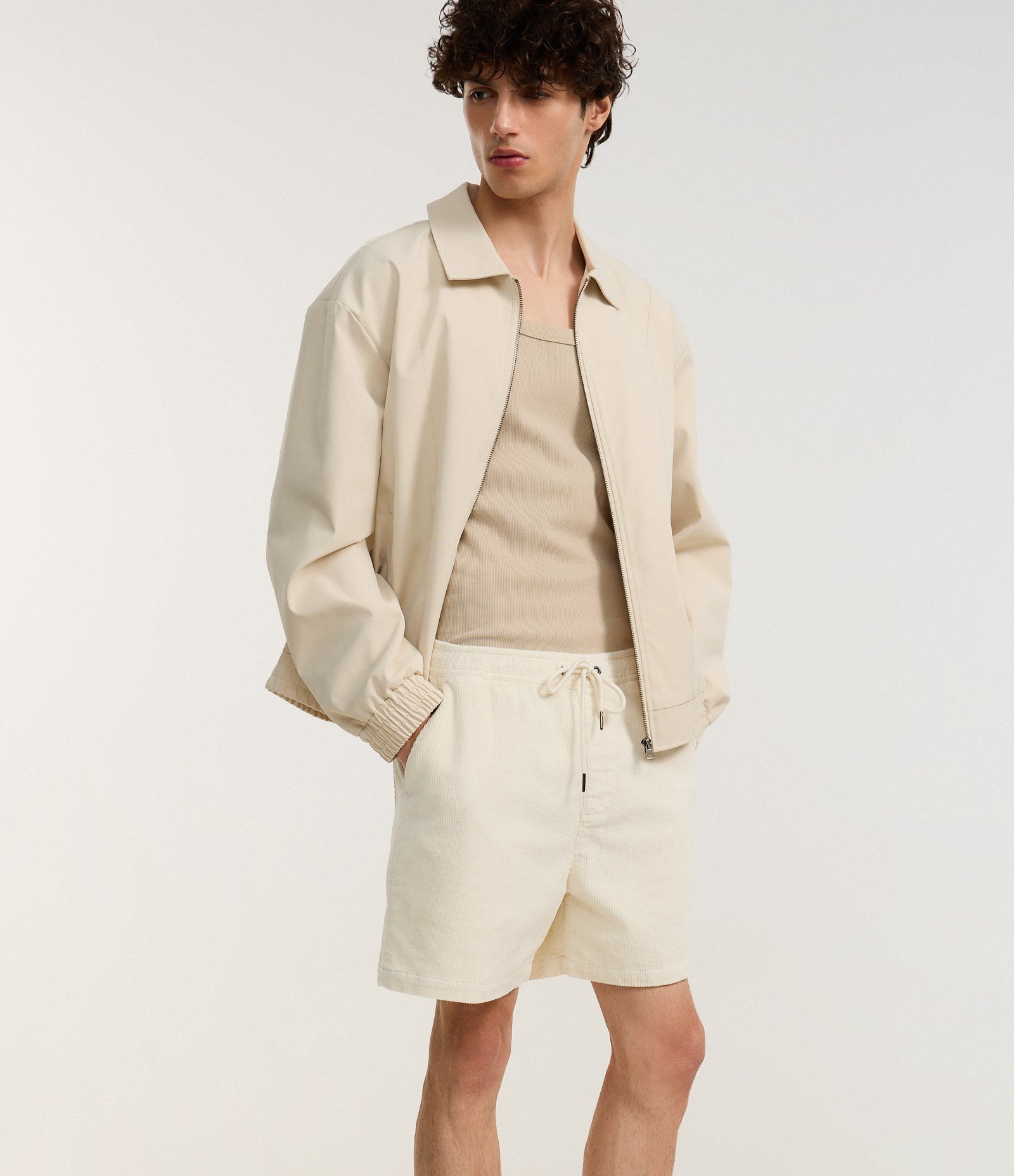 Bermuda Runner em Veludo Cotelê com Bolsos Bege 5