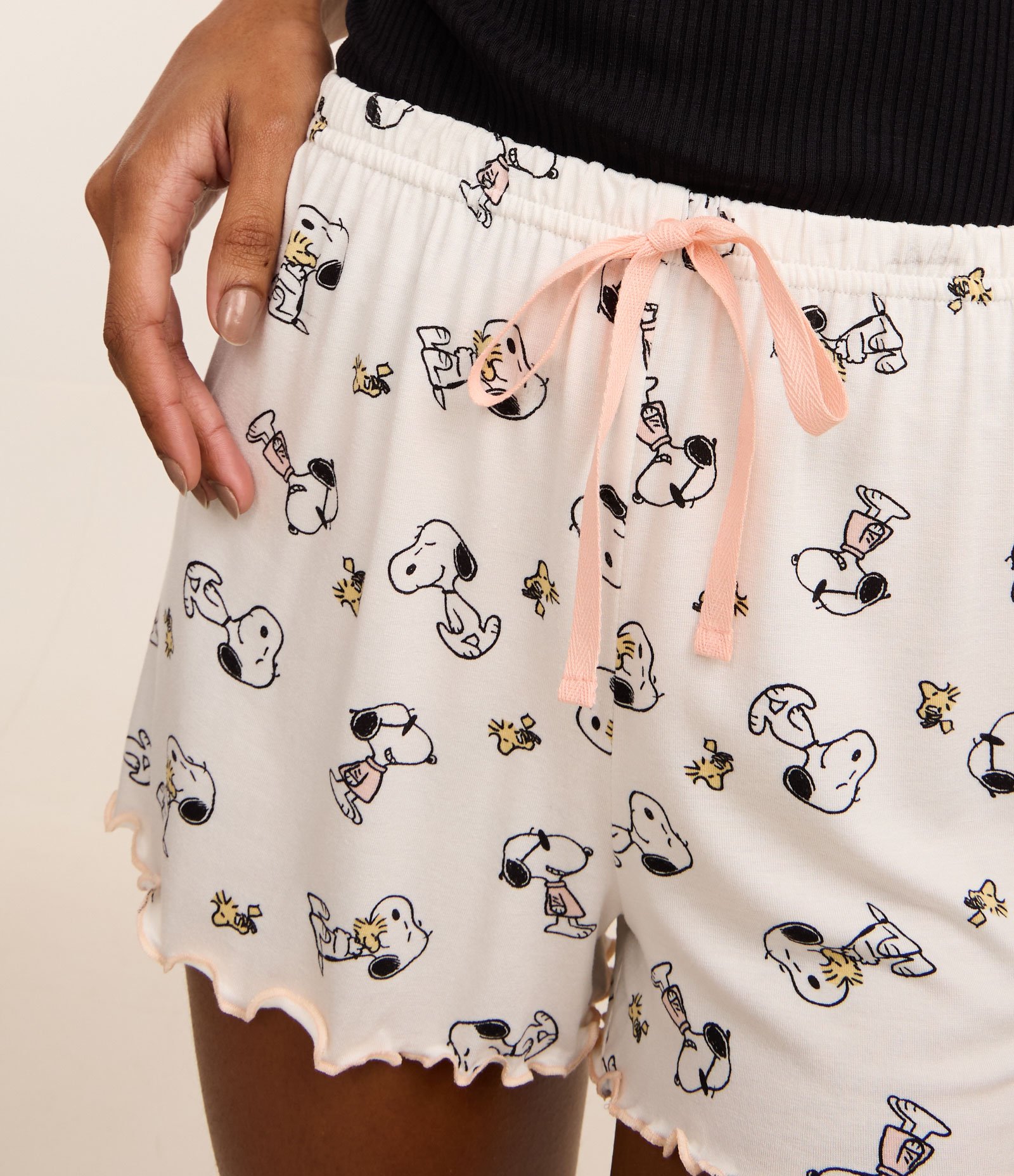 Pijama Short Doll em Ribana com Estampa Snoopy e Alças Finas Preto 3