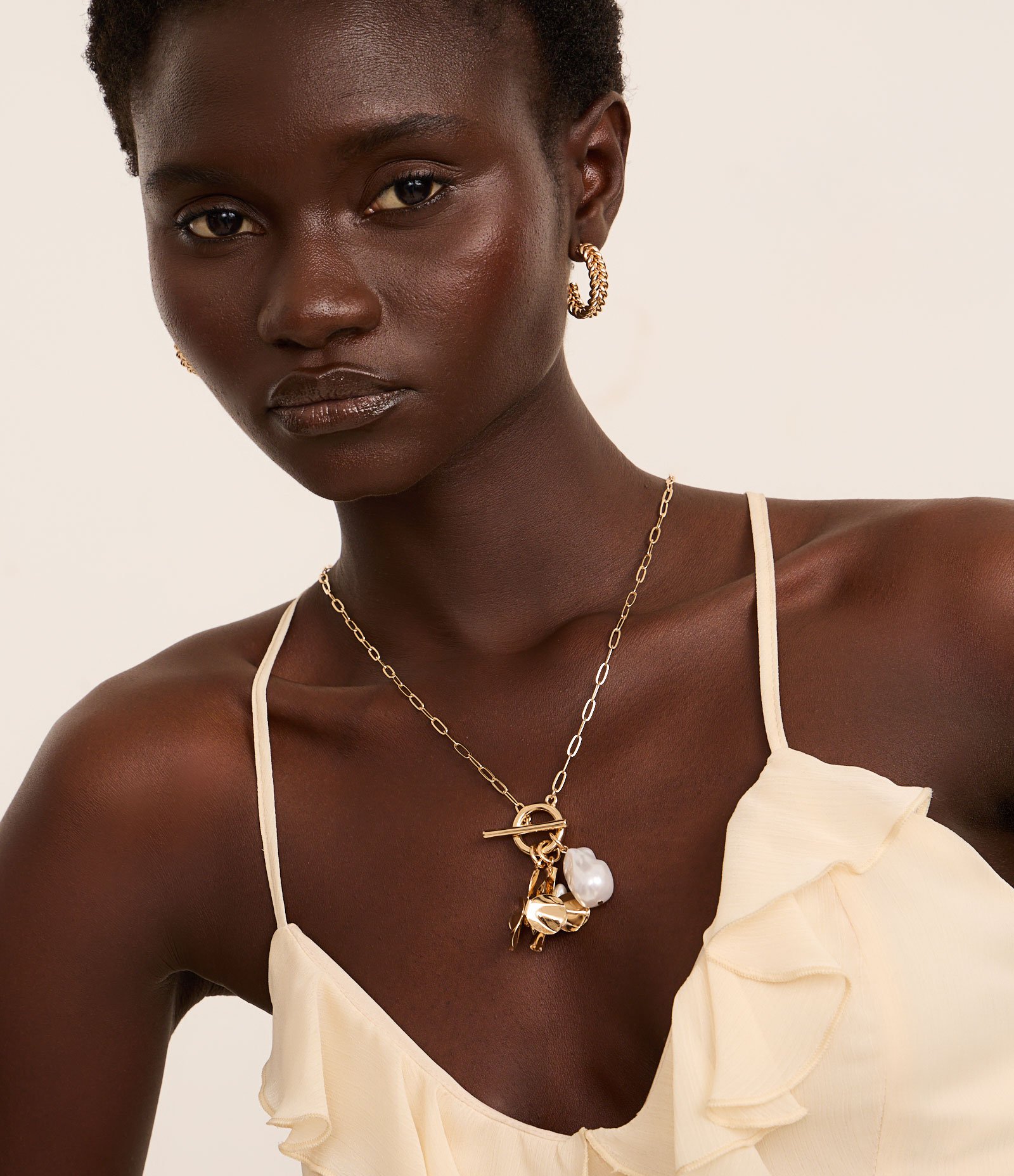 Conjunto de Colar Longo com Pingente de Flor e Pérola Sintética e Brinco Argola Dourado 5