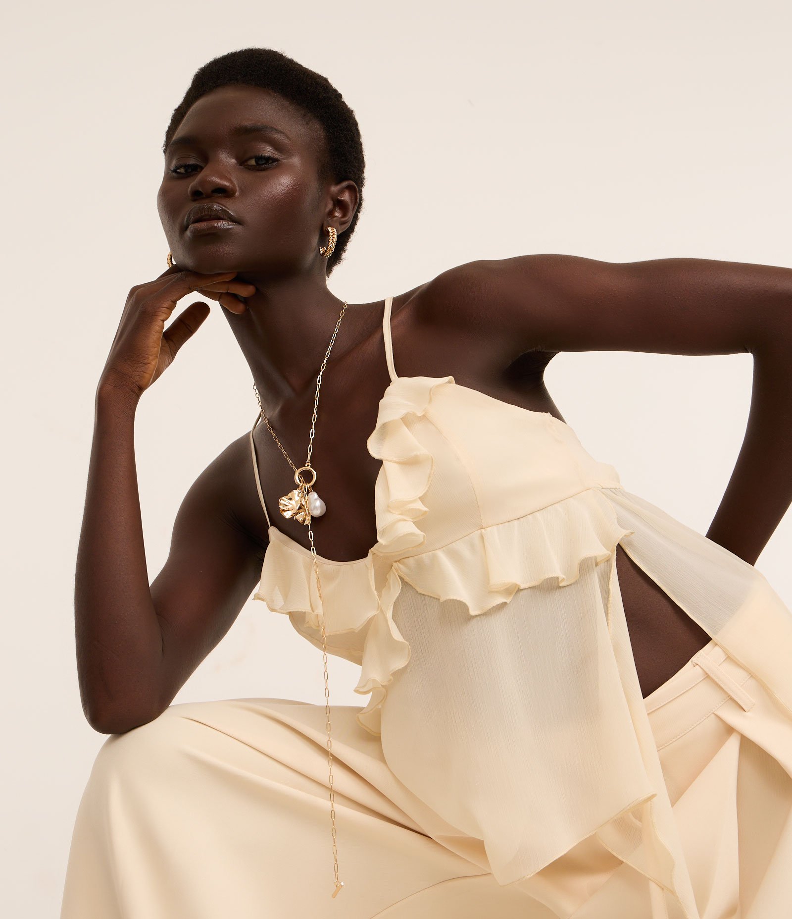 Conjunto de Colar Longo com Pingente de Flor e Pérola Sintética e Brinco Argola Dourado 1