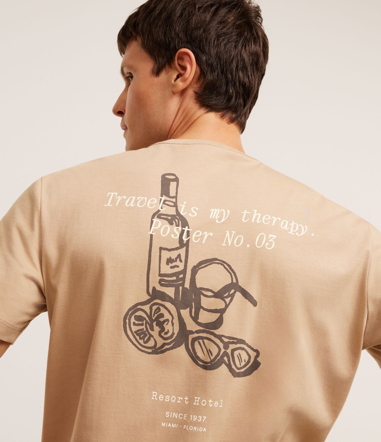 Camiseta Comfort em Algodão com Estampa de Drinks e Lettering Marrom 3