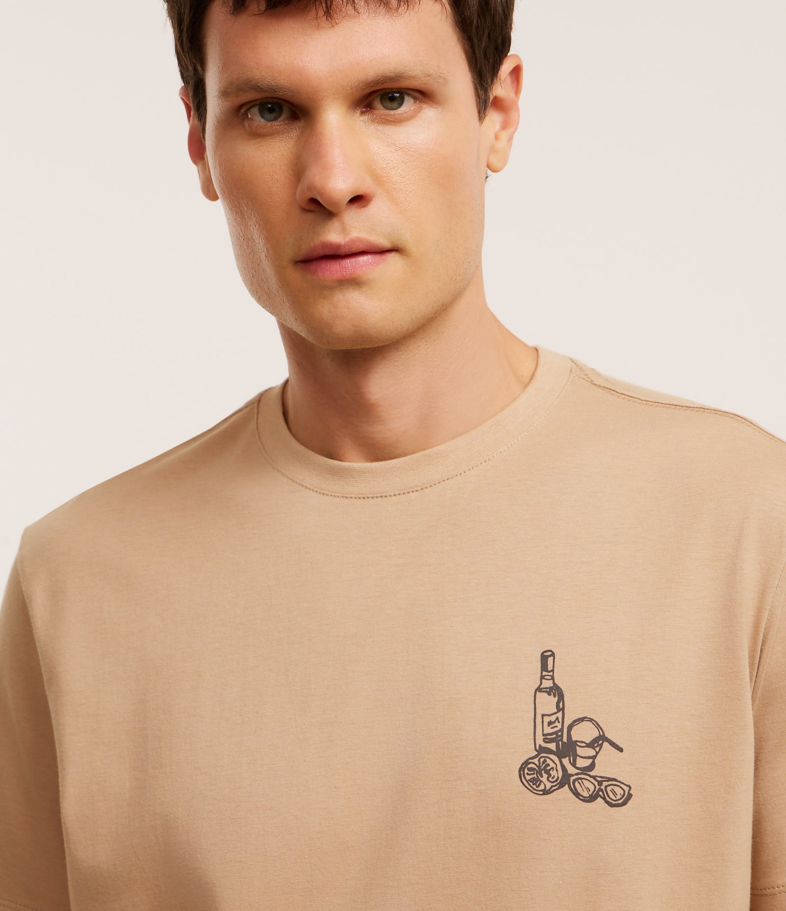Camiseta Comfort em Algodão com Estampa de Drinks e Lettering Marrom 4
