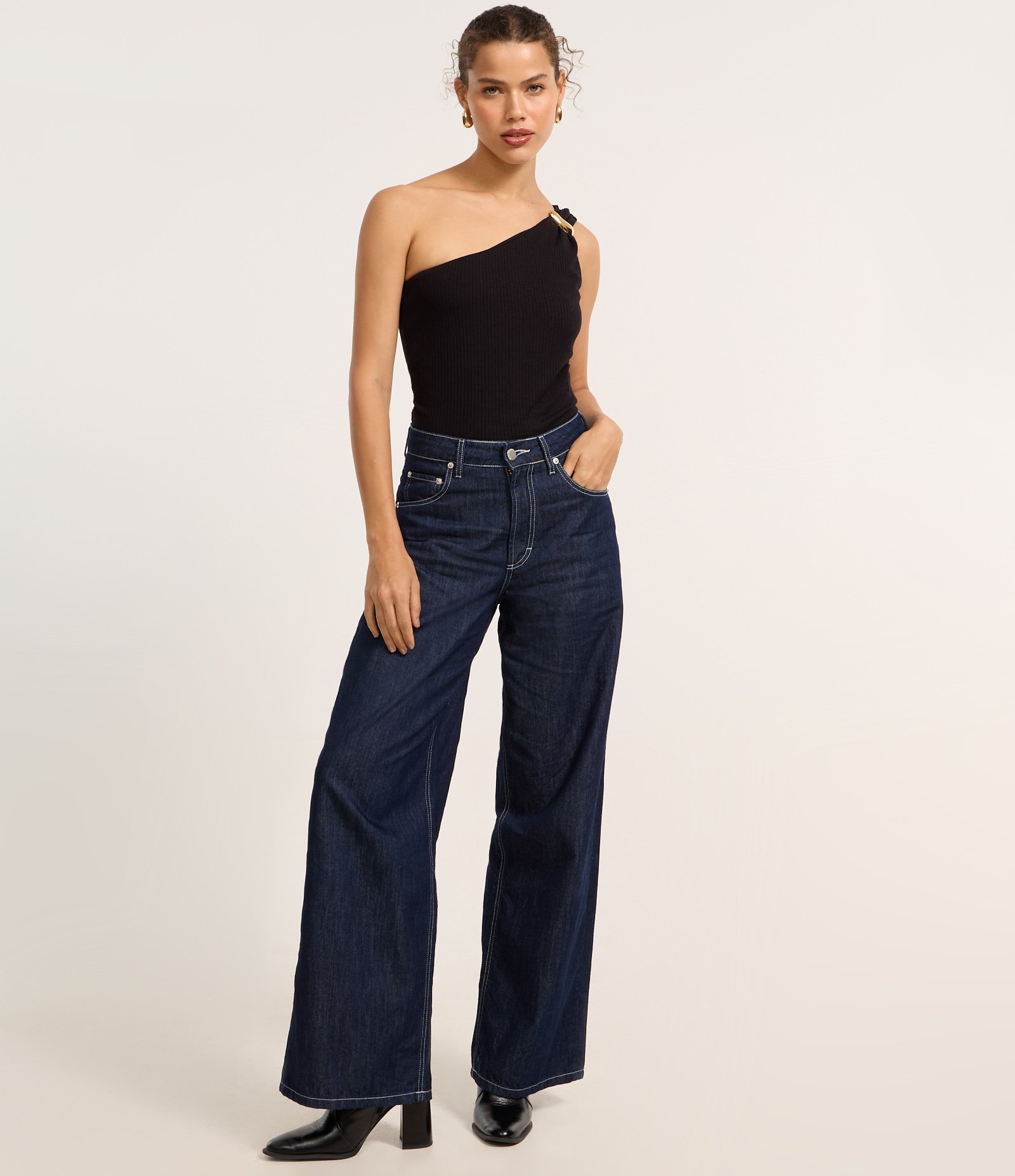 Blusa em Ribana com Um Ombro Só e Aviamento em Metal Preto 2