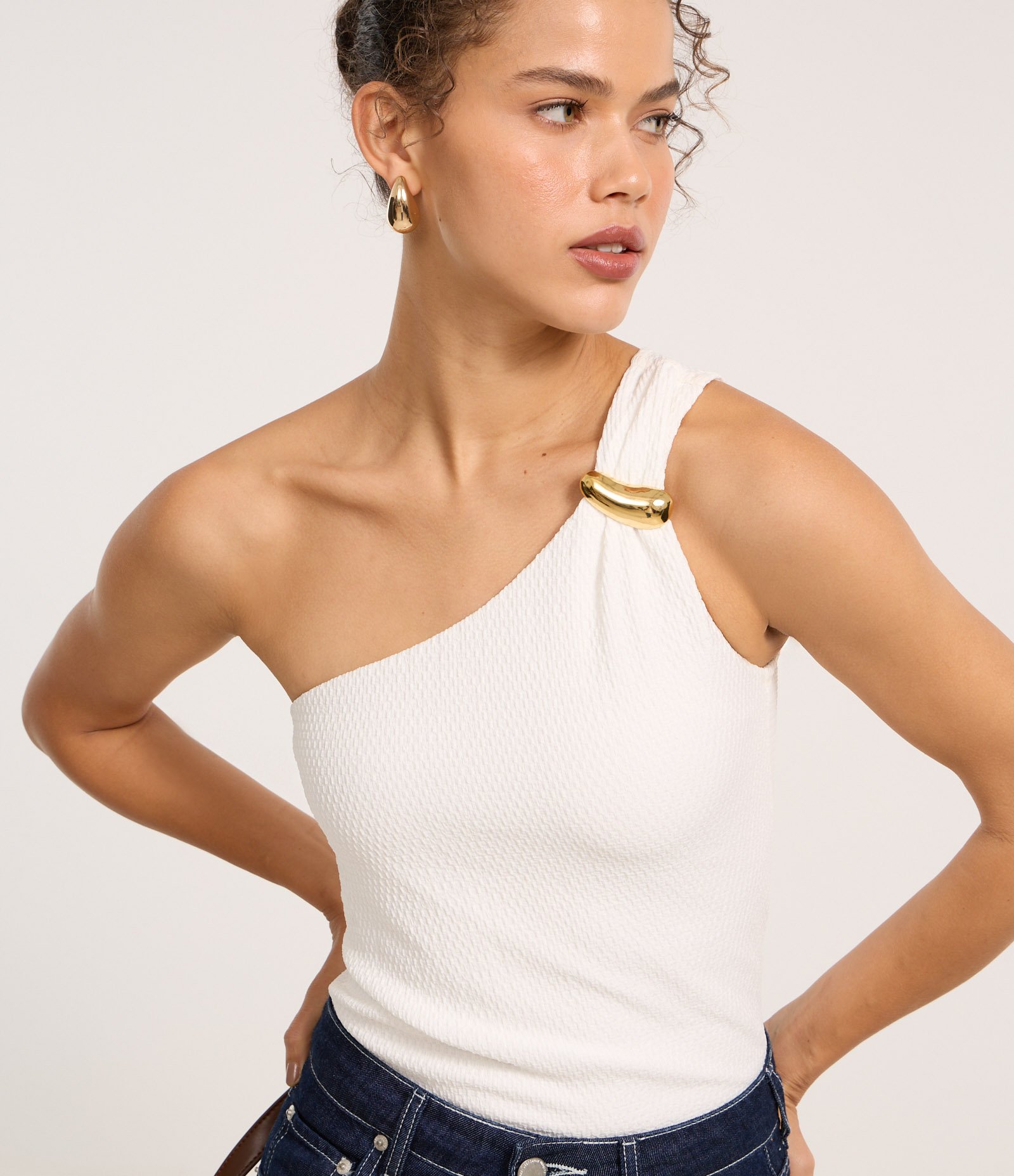 Blusa Ombro Só Texturizada com Detalhe Metalizado Branco 1