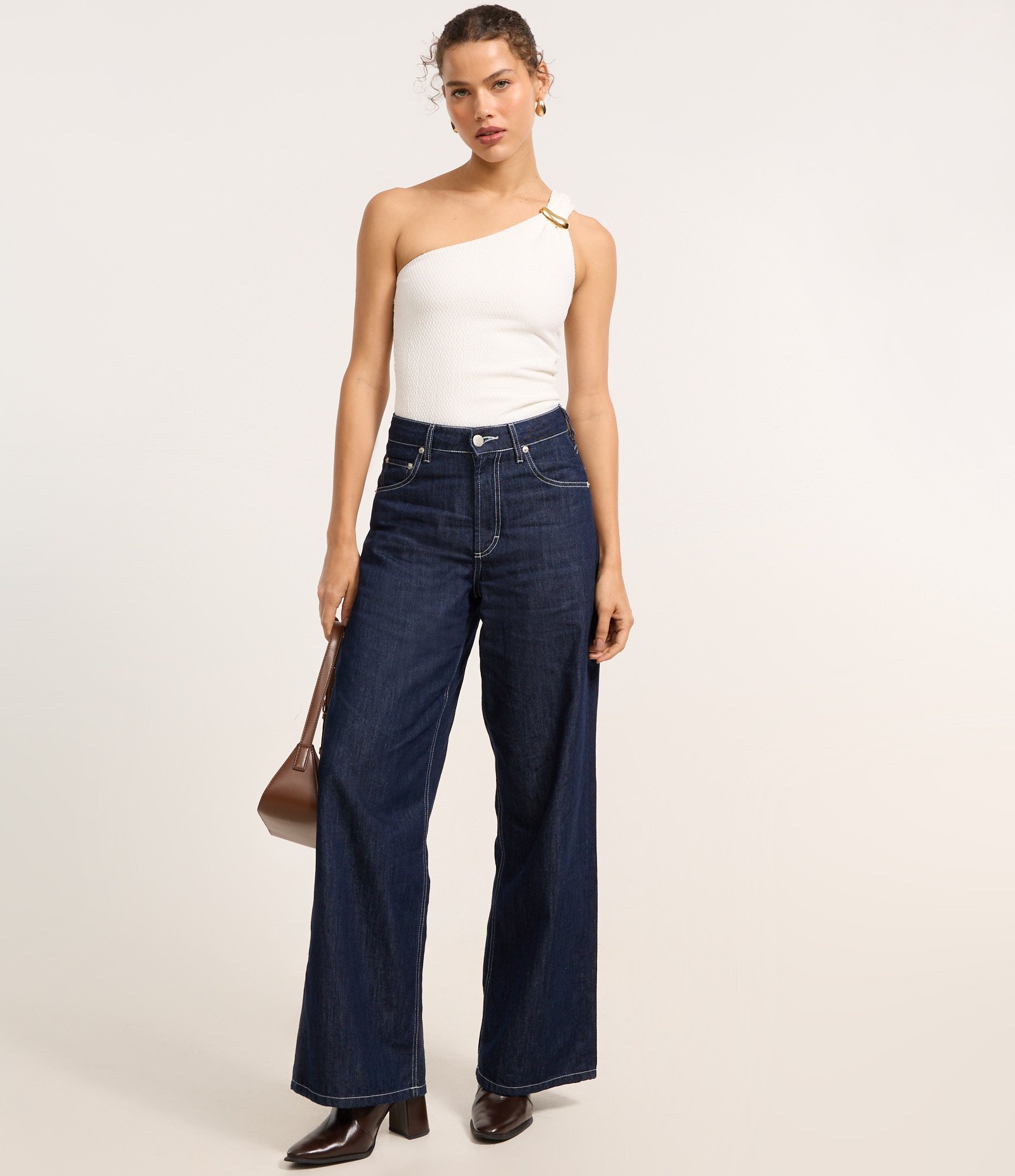 Blusa Ombro Só Texturizada com Detalhe Metalizado Branco 2