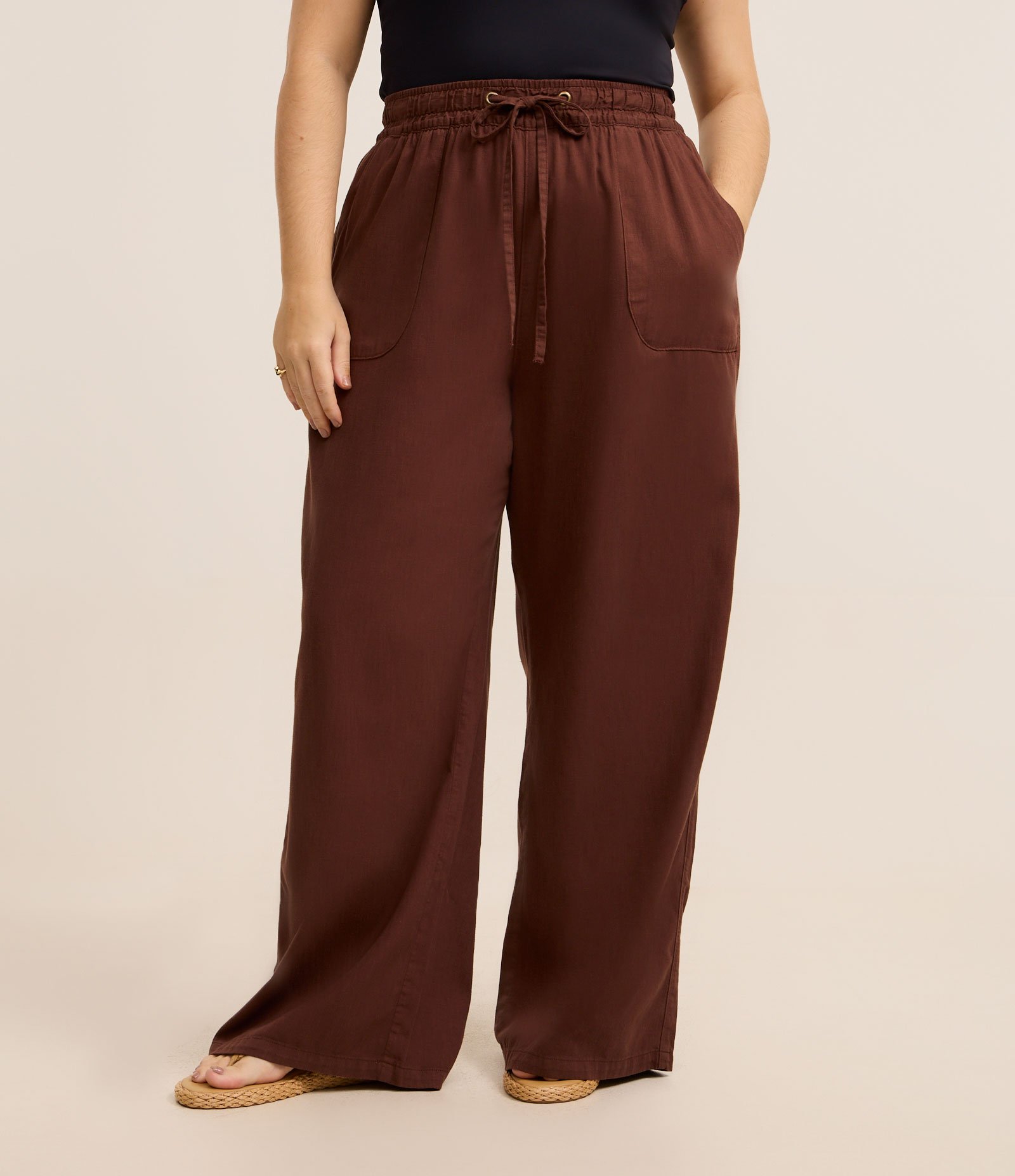 Calça Pantalona em Sarja Leve e Amarração Curve & Plus Size Marrom 2