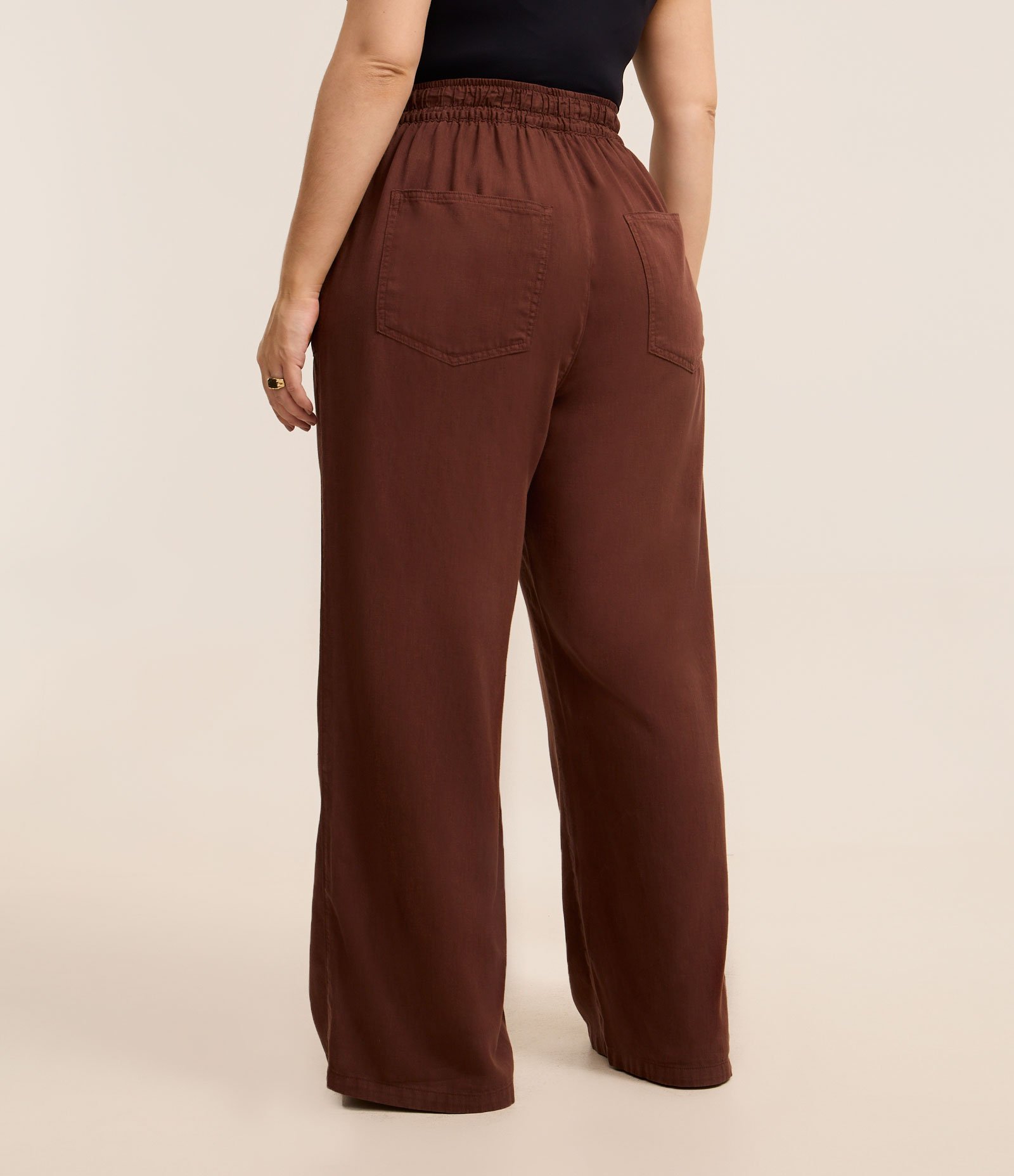 Calça Pantalona em Sarja Leve e Amarração Curve & Plus Size Marrom 3