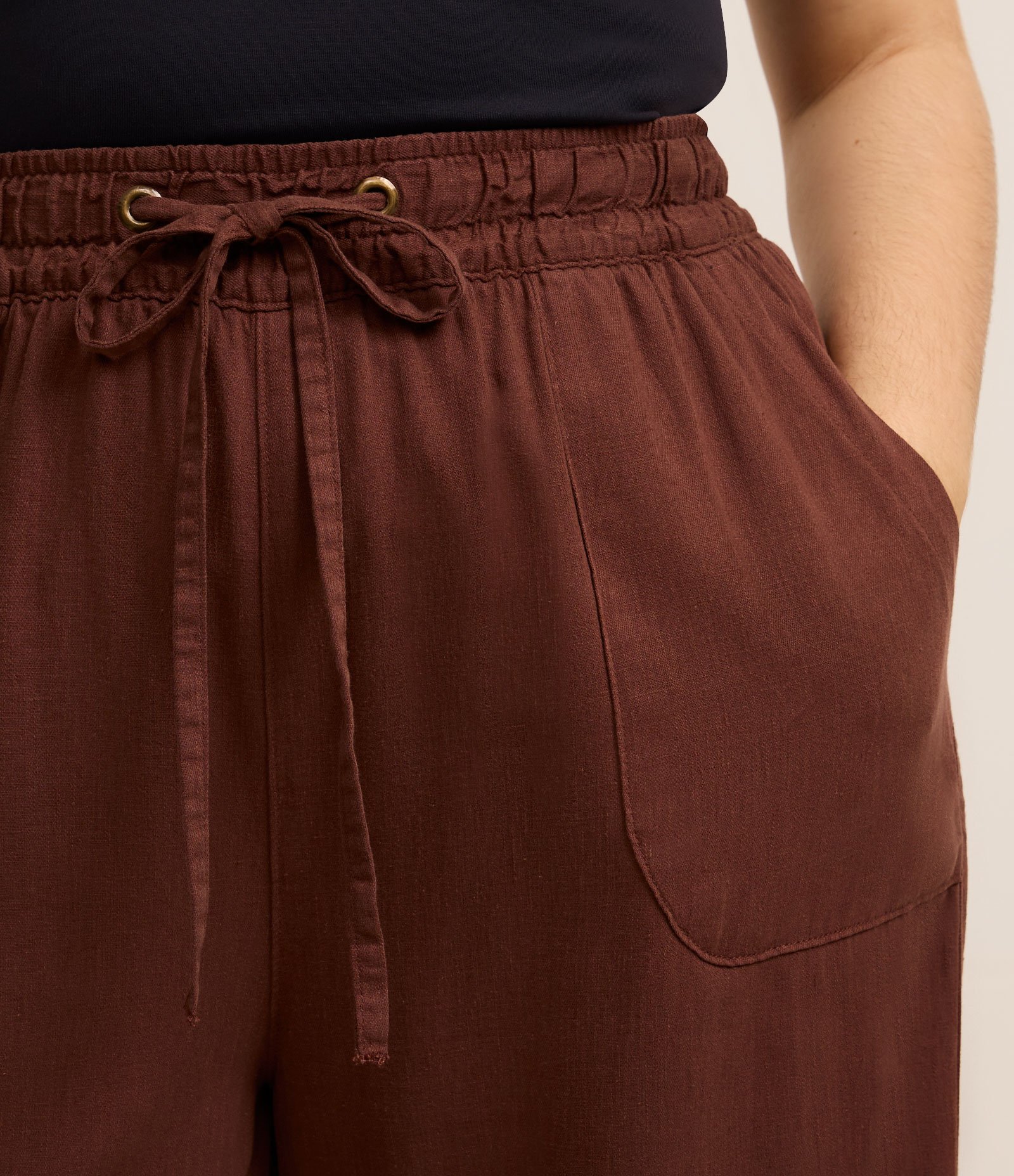 Calça Pantalona em Sarja Leve e Amarração Curve & Plus Size Marrom 4