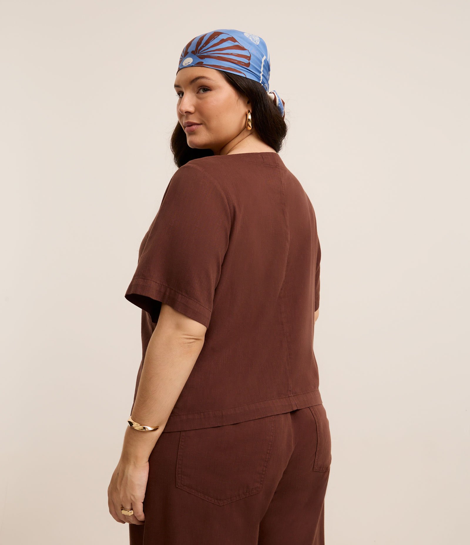 Blusa em Sarja  com Gola Redonda Curve & Plus Size Marrom 6
