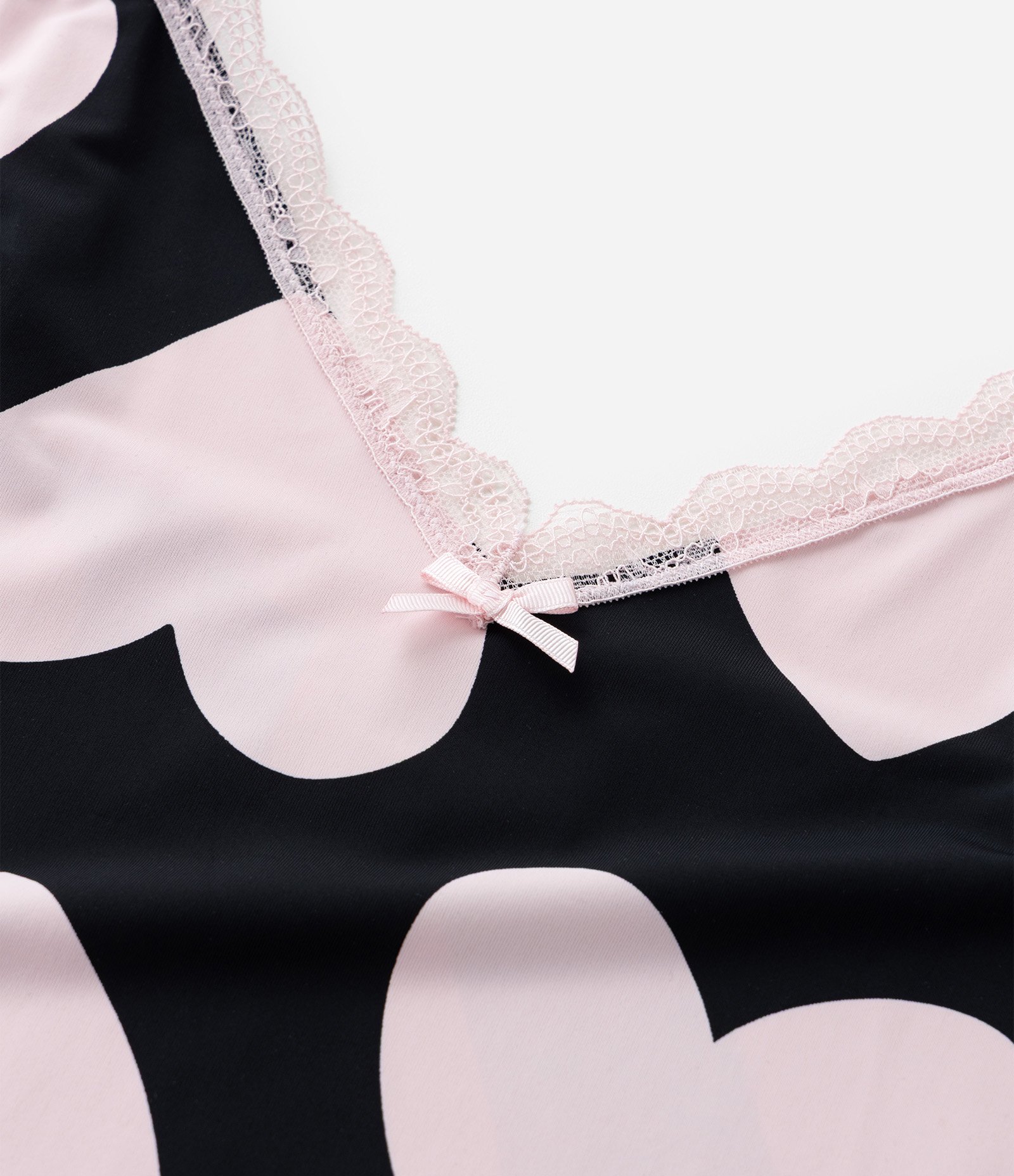 Pijama Short Doll em Detalhes de Renda e Estampa de Coração Curve & Plus Size Preto/Rosa 6