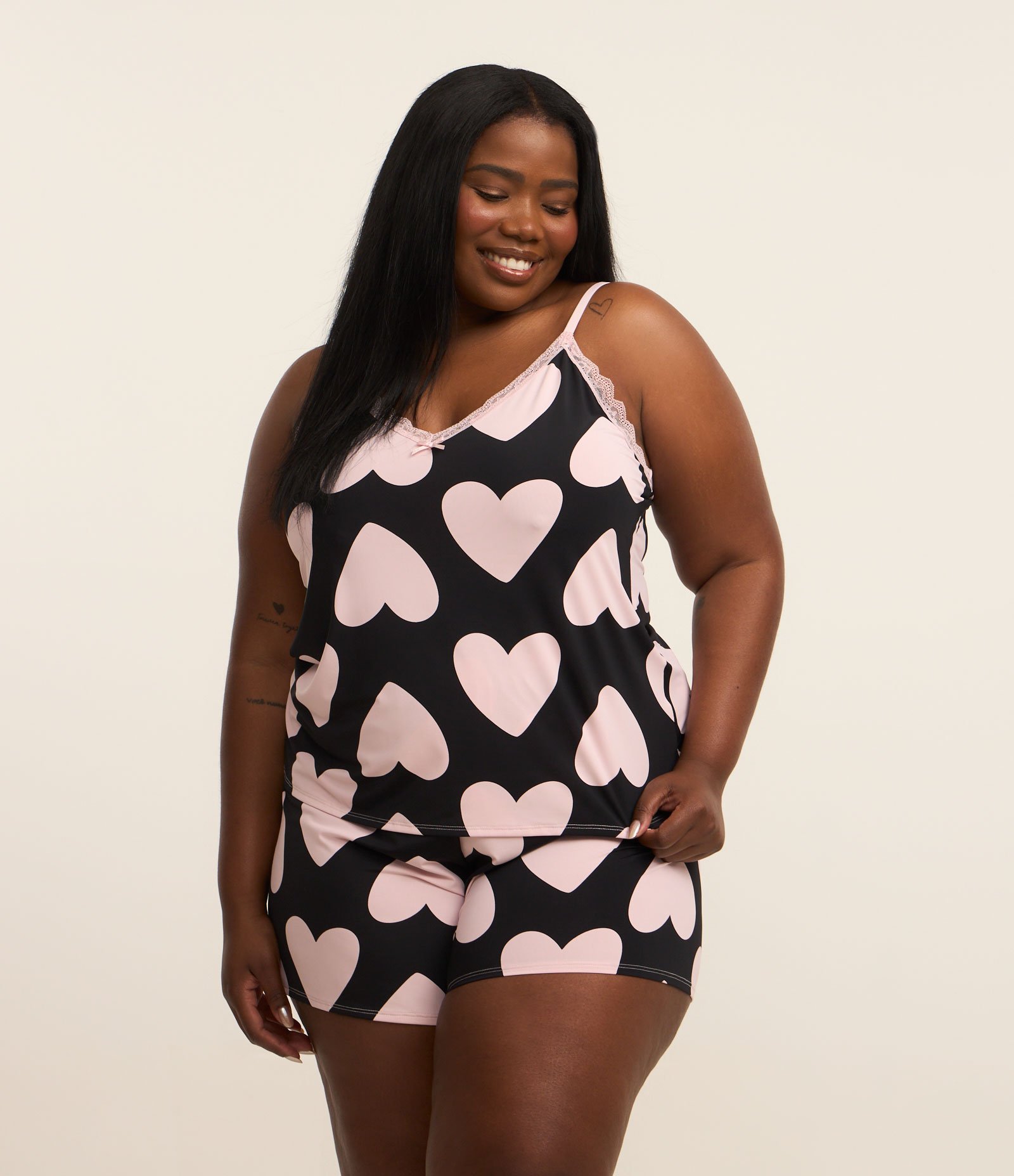 Pijama Short Doll em Detalhes de Renda e Estampa de Coração Curve & Plus Size Preto/Rosa 1
