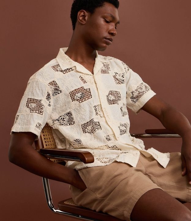 Camisa Comfort com Estampa Bordada e Telada