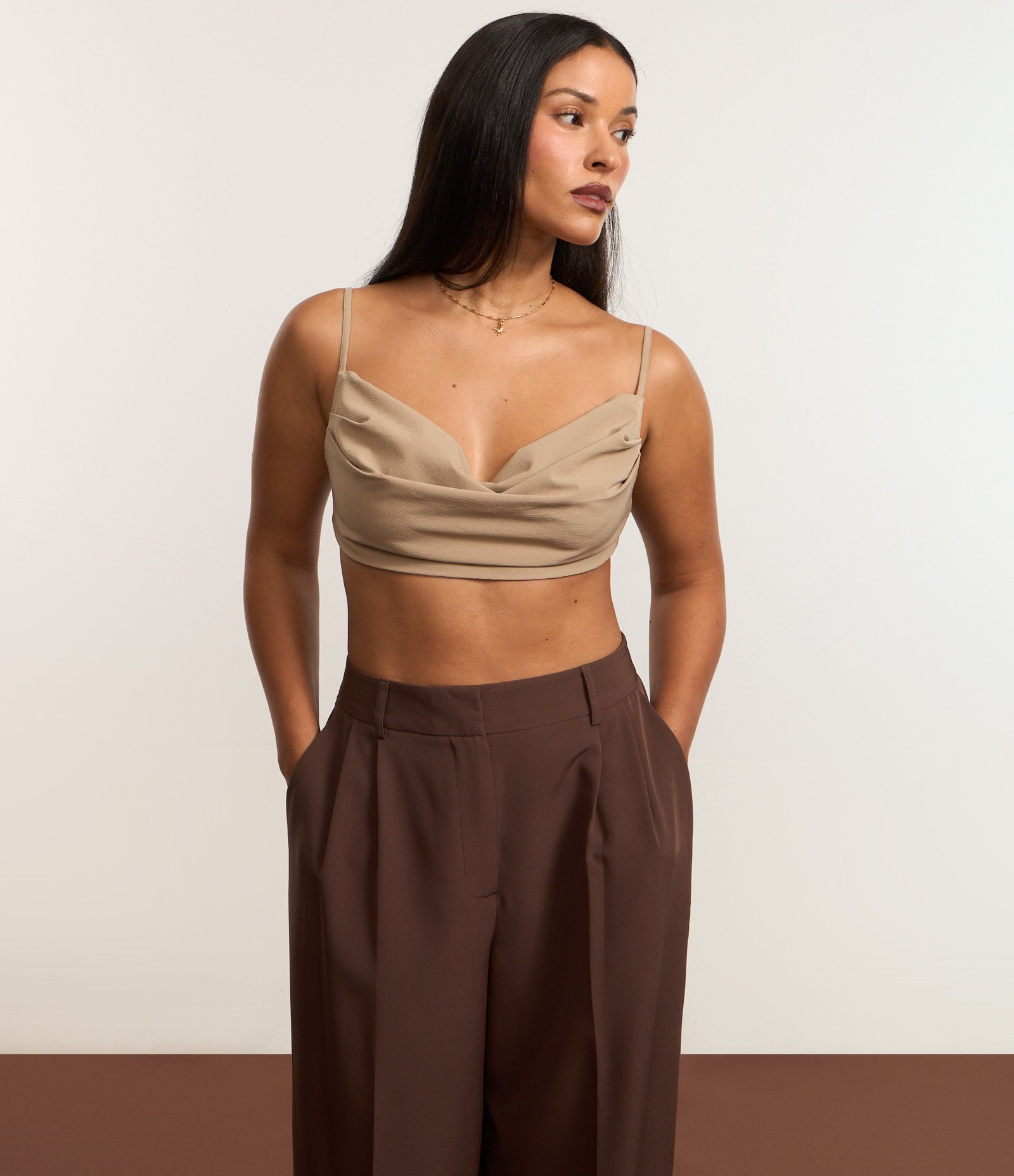 Blusa Cropped em Alfaiataria com Decote Degagê e Amarração nas Costas Bege 5